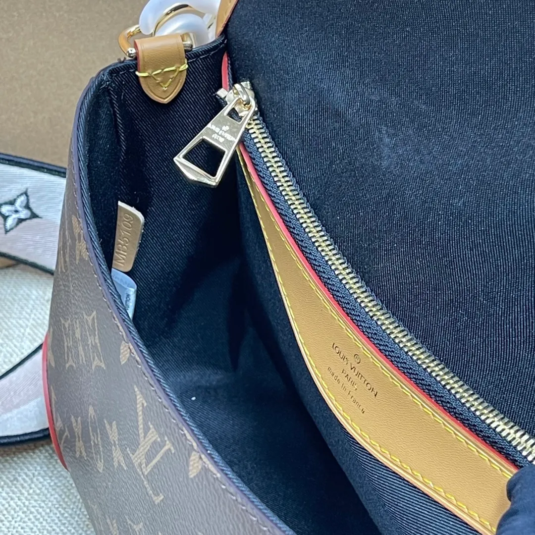[Upgraded version] P500💰Upgraded version M45985🔸 Comes with a full set of packaging ❣️This DIANE handbag is equipped with a leather shoulder strap (can be carried under the armpit) and an embroidered shoulder strap (can be carried across the shoulder), both of which are detachable. The capacity is enough for daily use to carry the largest mobile phone without any pressure. The belt-type buckle is a decoration, but it is actually a magnet to open and close, which is quite convenient~ There is a compartment in the middle for easy organization. , there is also a zipper area where you can put some valuables. Detailed features - 25.0 × 9.0 × 15.0CM (length × width × height)