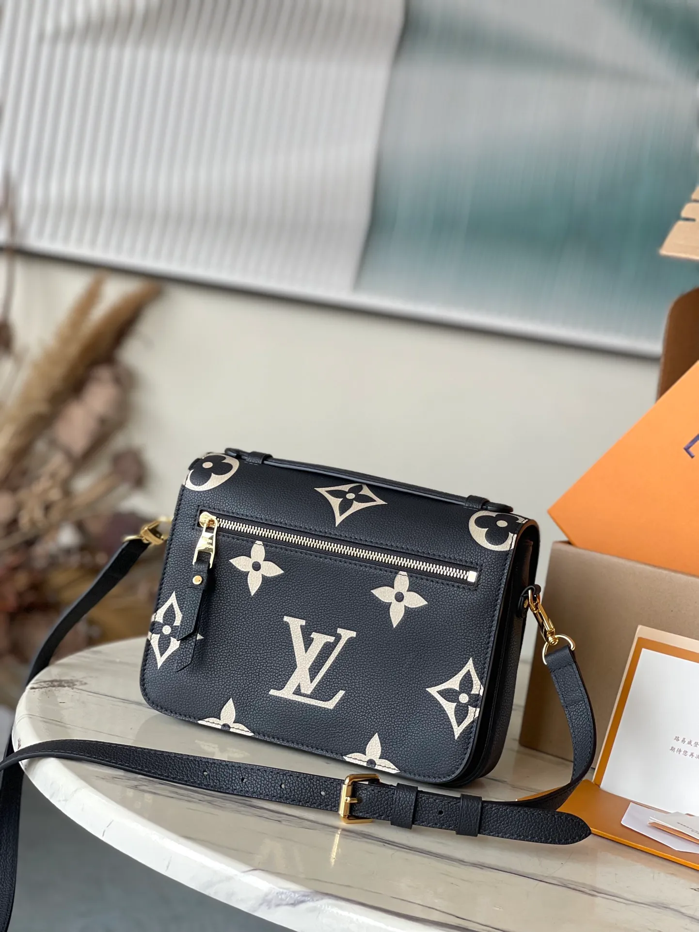 💰1040 (top layer leather) top original order M45773. Support counter inspection. Photos taken of duty-free goods are consistent with the product without unpacking. This product is an exclusive duty-free product in the market and is the highest-end product. Inspection is supported. This product has passed strict inspection and is flawless. Please wear gloves when touching the product. This product is not returnable or exchangeable. Please confirm the product first and then remove the label on the handle. This product is temporarily not open to the public, only regular customers, and is in short supply. Dimensions: 25 x 17 x 7 cm