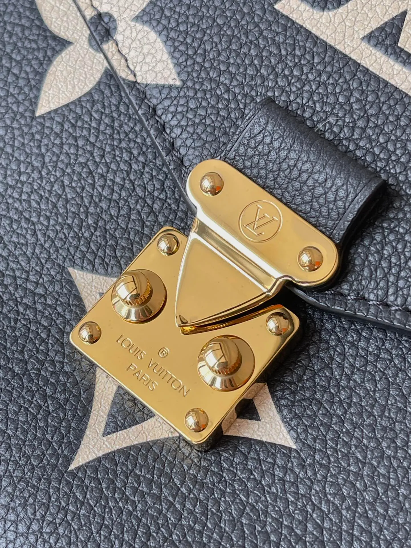 💰1040 (top layer leather) top original order M45773. Support counter inspection. Photos taken of duty-free goods are consistent with the product without unpacking. This product is an exclusive duty-free product in the market and is the highest-end product. Inspection is supported. This product has passed strict inspection and is flawless. Please wear gloves when touching the product. This product is not returnable or exchangeable. Please confirm the product first and then remove the label on the handle. This product is temporarily not open to the public, only regular customers, and is in short supply. Dimensions: 25 x 17 x 7 cm
