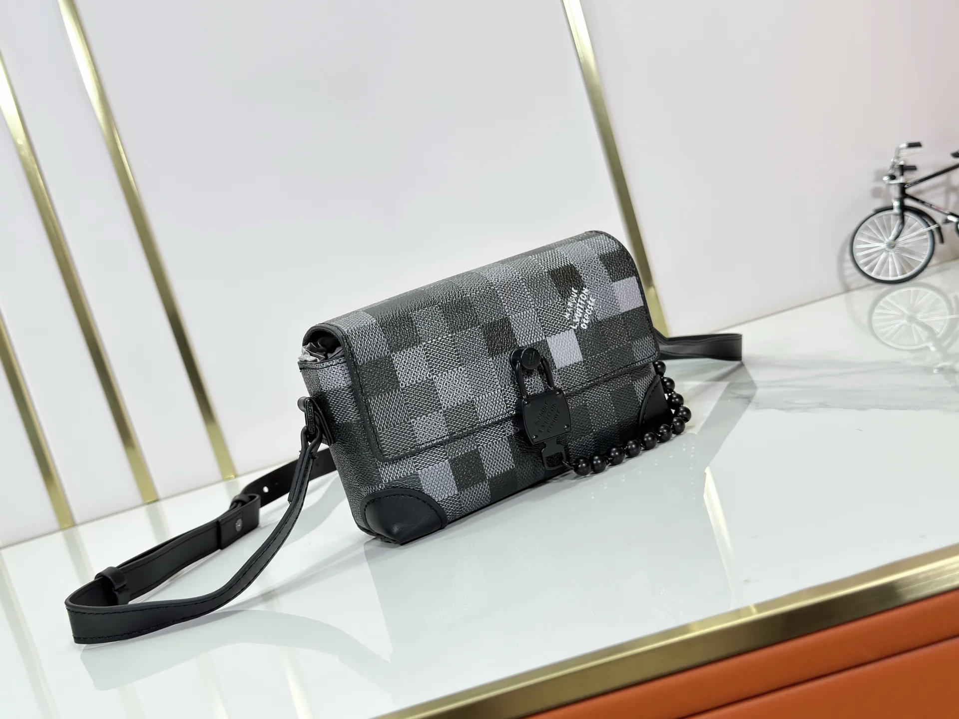 P220 Upgraded original M14738 This Steamer mini handbag is made of Monogram canvas, with distressed cow leather trim and dazzling metal parts. The new square lock snaps back to Pharrell Williams' signature Damier pattern, the delicate key connects to the intricate beaded chain, and the adjustable shoulder strap allows for shoulder or cross-body wear. Dimensions: 18 × 11 × 6.5 cm
