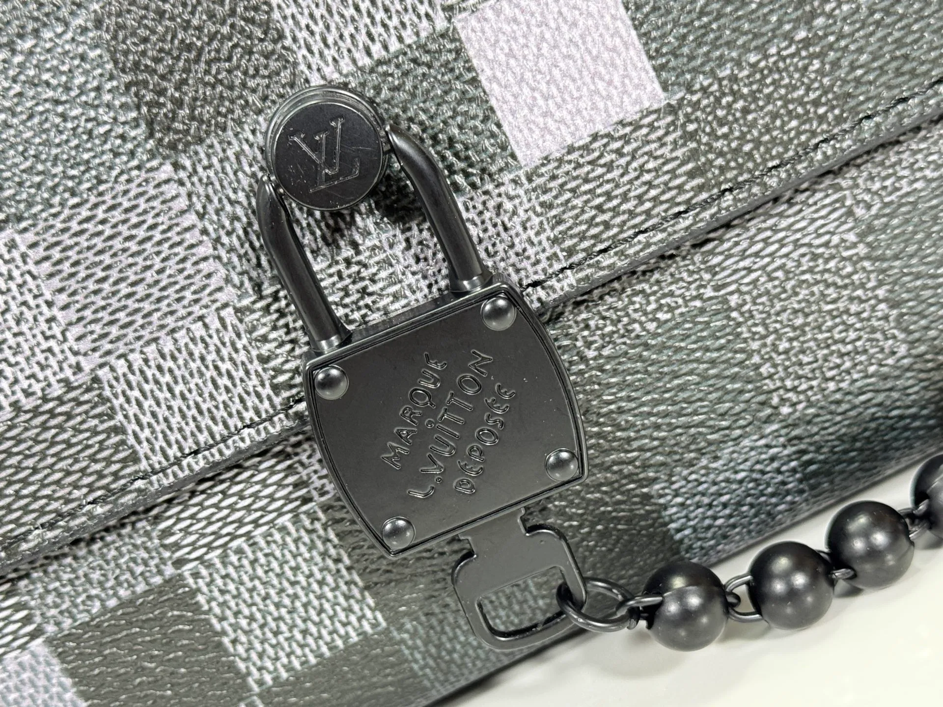 P220 Upgraded original M14738 This Steamer mini handbag is made of Monogram canvas, with distressed cow leather trim and dazzling metal parts. The new square lock snaps back to Pharrell Williams' signature Damier pattern, the delicate key connects to the intricate beaded chain, and the adjustable shoulder strap allows for shoulder or cross-body wear. Dimensions: 18 × 11 × 6.5 cm