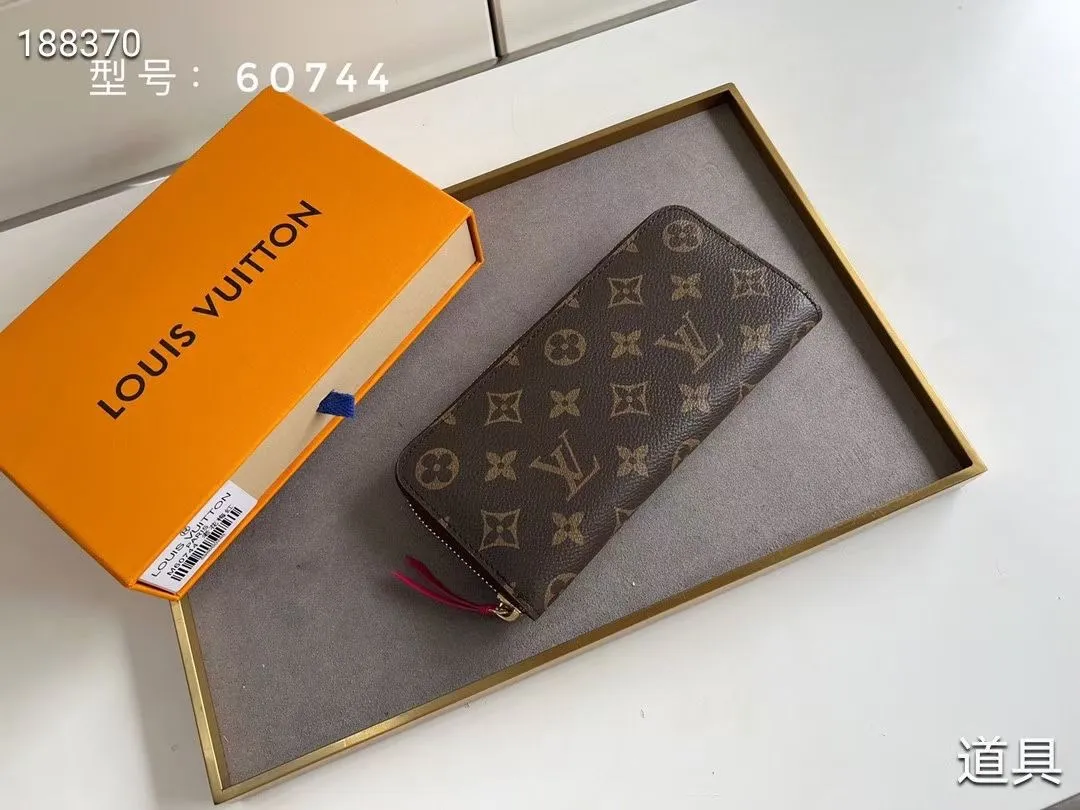 P100💰💎The original LV Clemence wallet is small and compact but has ample capacity. It is made of exquisite and durable Monogram canvas material. Bright color lining and leather zippers show off the playful charm of women. Model: 60744/60742. Size: 19.5×9×1.5cm