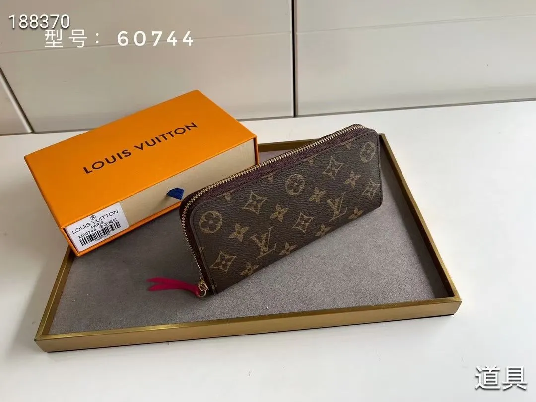 P100💰💎The original LV Clemence wallet is small and compact but has ample capacity. It is made of exquisite and durable Monogram canvas material. Bright color lining and leather zippers show off the playful charm of women. Model: 60744/60742. Size: 19.5×9×1.5cm