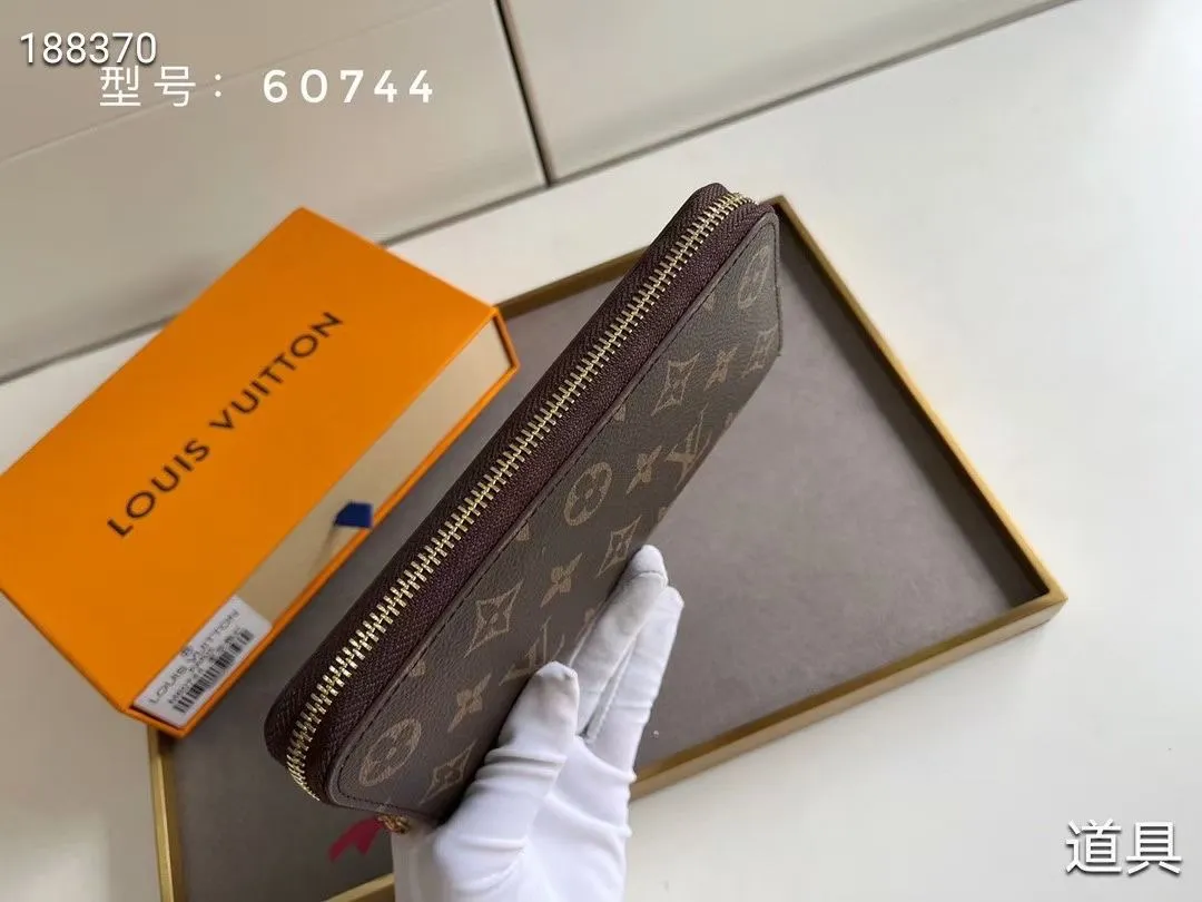 P100💰💎The original LV Clemence wallet is small and compact but has ample capacity. It is made of exquisite and durable Monogram canvas material. Bright color lining and leather zippers show off the playful charm of women. Model: 60744/60742. Size: 19.5×9×1.5cm