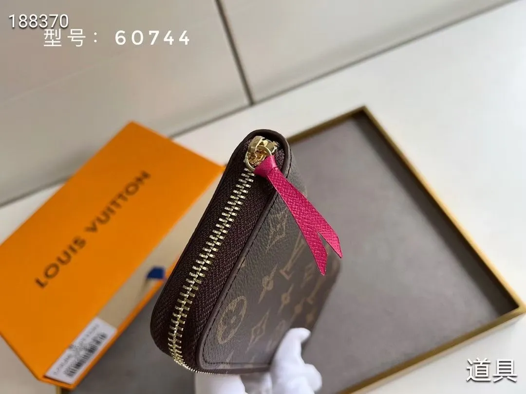 P100💰💎The original LV Clemence wallet is small and compact but has ample capacity. It is made of exquisite and durable Monogram canvas material. Bright color lining and leather zippers show off the playful charm of women. Model: 60744/60742. Size: 19.5×9×1.5cm