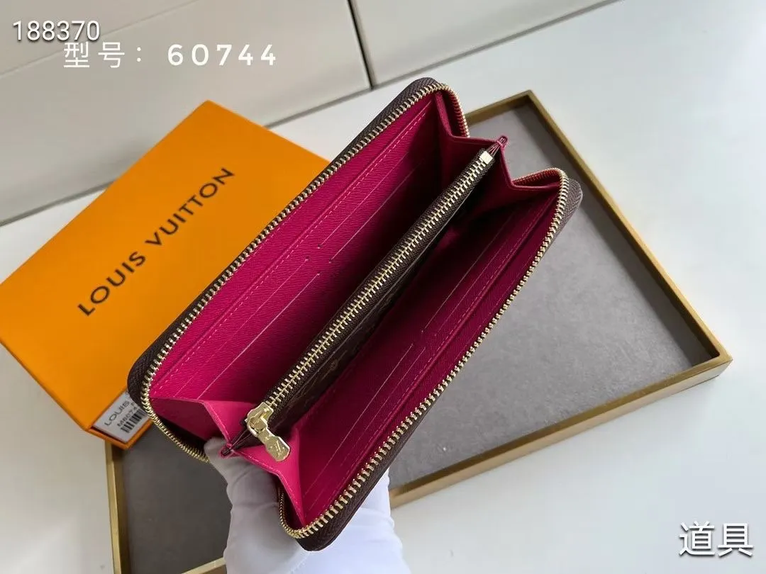 P100💰💎The original LV Clemence wallet is small and compact but has ample capacity. It is made of exquisite and durable Monogram canvas material. Bright color lining and leather zippers show off the playful charm of women. Model: 60744/60742. Size: 19.5×9×1.5cm