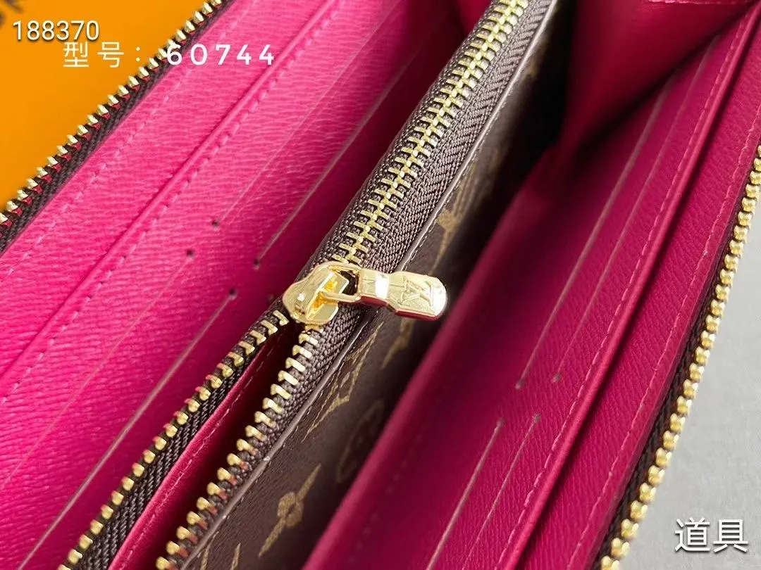 P100💰💎The original LV Clemence wallet is small and compact but has ample capacity. It is made of exquisite and durable Monogram canvas material. Bright color lining and leather zippers show off the playful charm of women. Model: 60744/60742. Size: 19.5×9×1.5cm