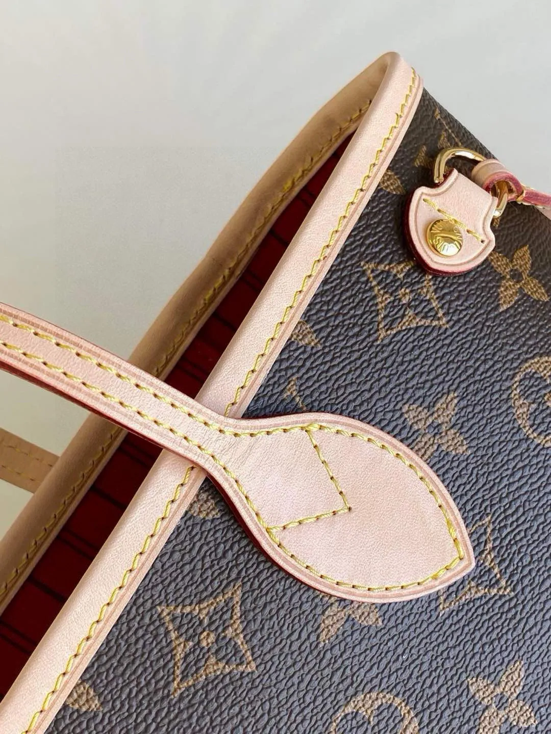 💰780 (Small Steel Nail) Top Original M41000 Red NEVERFULL PM This Neverfull MM handbag combines timeless classic design with traditional details. It is made of Monogram canvas and trimmed with natural cowhide. The interior is extra spacious but not heavy. Tighten the side straps to create a fashionable and charming shape, and loosen them to show a more casual atmosphere. The slim and comfortable handle can be easily slung over the shoulder or carried by arm. Lined in a vibrant color, the bag has a detachable organizer that can be used independently as a clutch or as an extra pocket. 29 cm