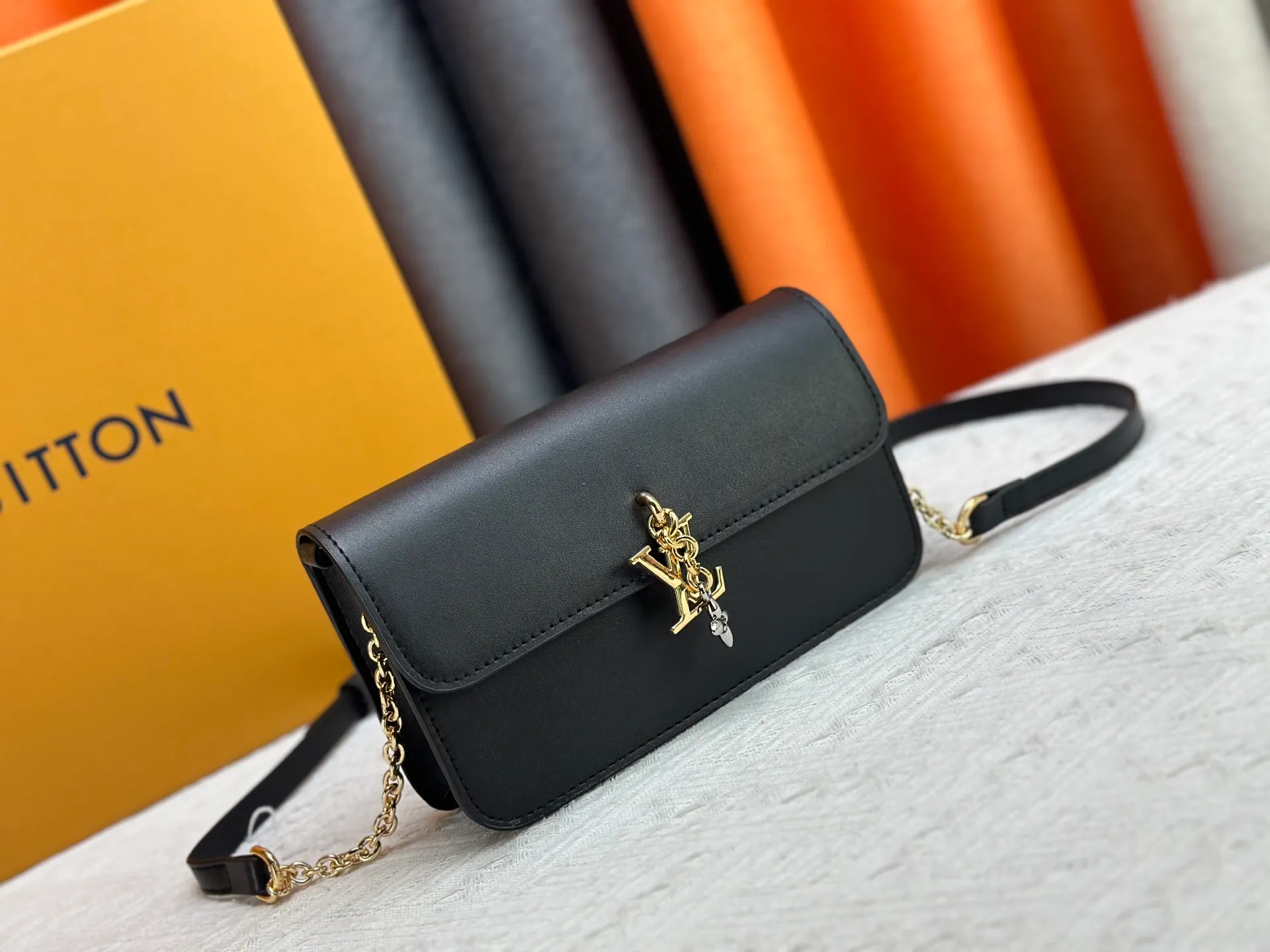P240 Style number: M14564 This Wallet On Chain handbag is from Louis Vuitton's LV Bloom series. It is cut from cow leather in a fashionable and practical configuration. It's decorated with embellishments inspired by the brand's iconic Monogram pattern. There's plenty of space to store a smartphone, and contrasting metal hardware adds an elegant touch.  11.5 x 4 x 20 cm (height x width x length)