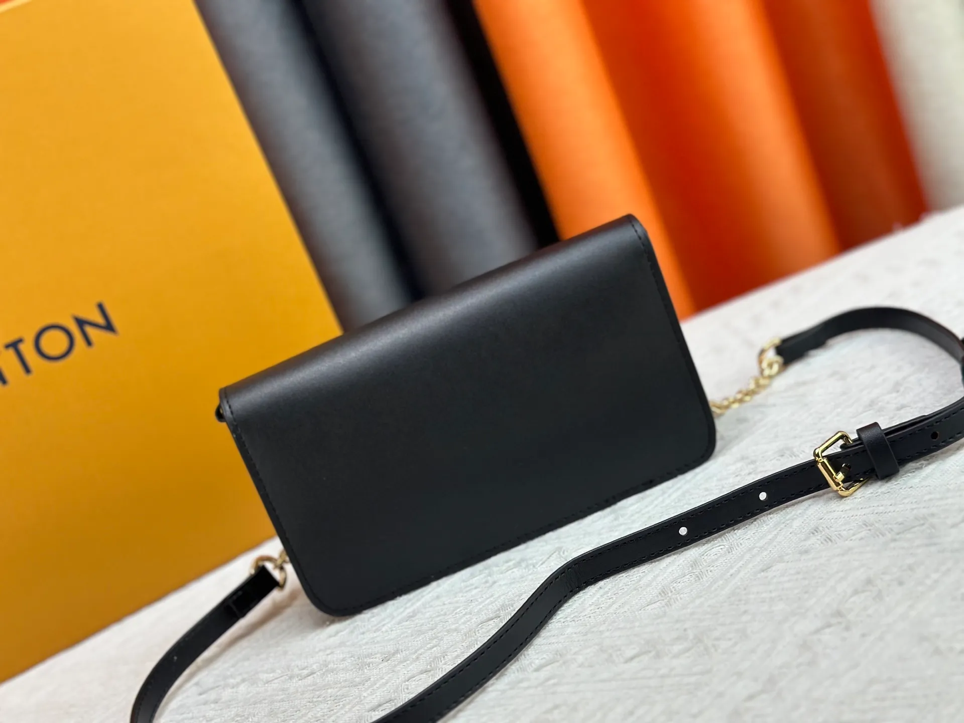 P240 Style number: M14564 This Wallet On Chain handbag is from Louis Vuitton's LV Bloom series. It is cut from cow leather in a fashionable and practical configuration. It's decorated with embellishments inspired by the brand's iconic Monogram pattern. There's plenty of space to store a smartphone, and contrasting metal hardware adds an elegant touch.  11.5 x 4 x 20 cm (height x width x length)