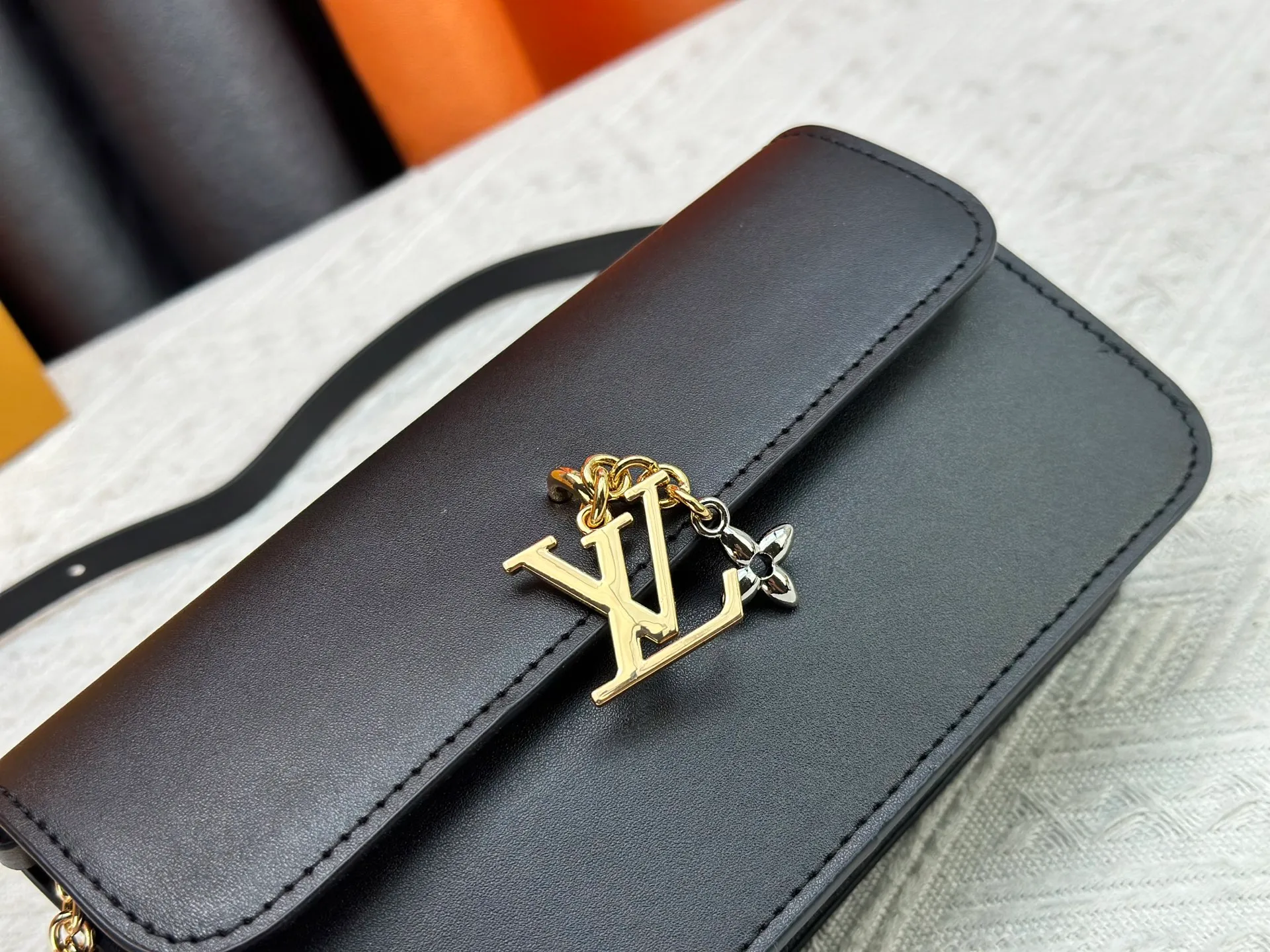P240 Style number: M14564 This Wallet On Chain handbag is from Louis Vuitton's LV Bloom series. It is cut from cow leather in a fashionable and practical configuration. It's decorated with embellishments inspired by the brand's iconic Monogram pattern. There's plenty of space to store a smartphone, and contrasting metal hardware adds an elegant touch.  11.5 x 4 x 20 cm (height x width x length)
