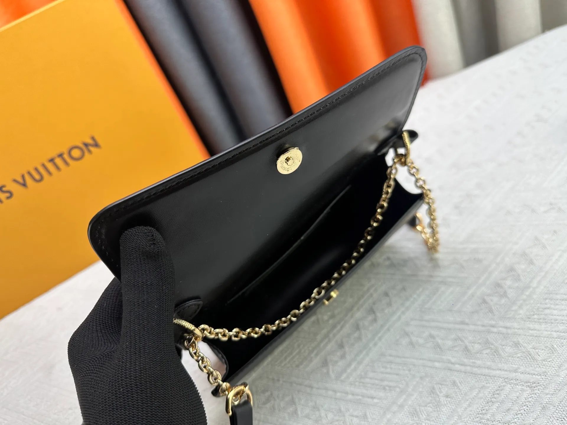 P240 Style number: M14564 This Wallet On Chain handbag is from Louis Vuitton's LV Bloom series. It is cut from cow leather in a fashionable and practical configuration. It's decorated with embellishments inspired by the brand's iconic Monogram pattern. There's plenty of space to store a smartphone, and contrasting metal hardware adds an elegant touch.  11.5 x 4 x 20 cm (height x width x length)