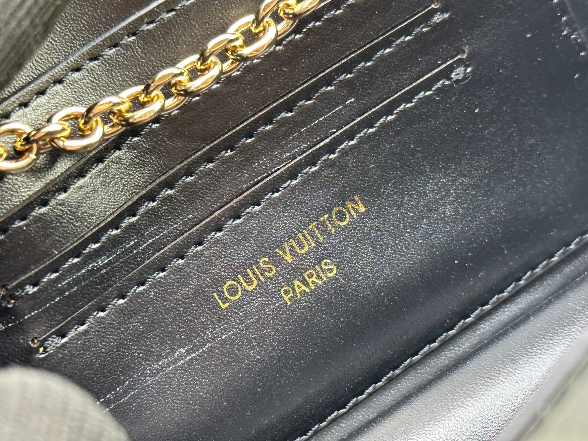 P240 Style number: M14564 This Wallet On Chain handbag is from Louis Vuitton's LV Bloom series. It is cut from cow leather in a fashionable and practical configuration. It's decorated with embellishments inspired by the brand's iconic Monogram pattern. There's plenty of space to store a smartphone, and contrasting metal hardware adds an elegant touch.  11.5 x 4 x 20 cm (height x width x length)
