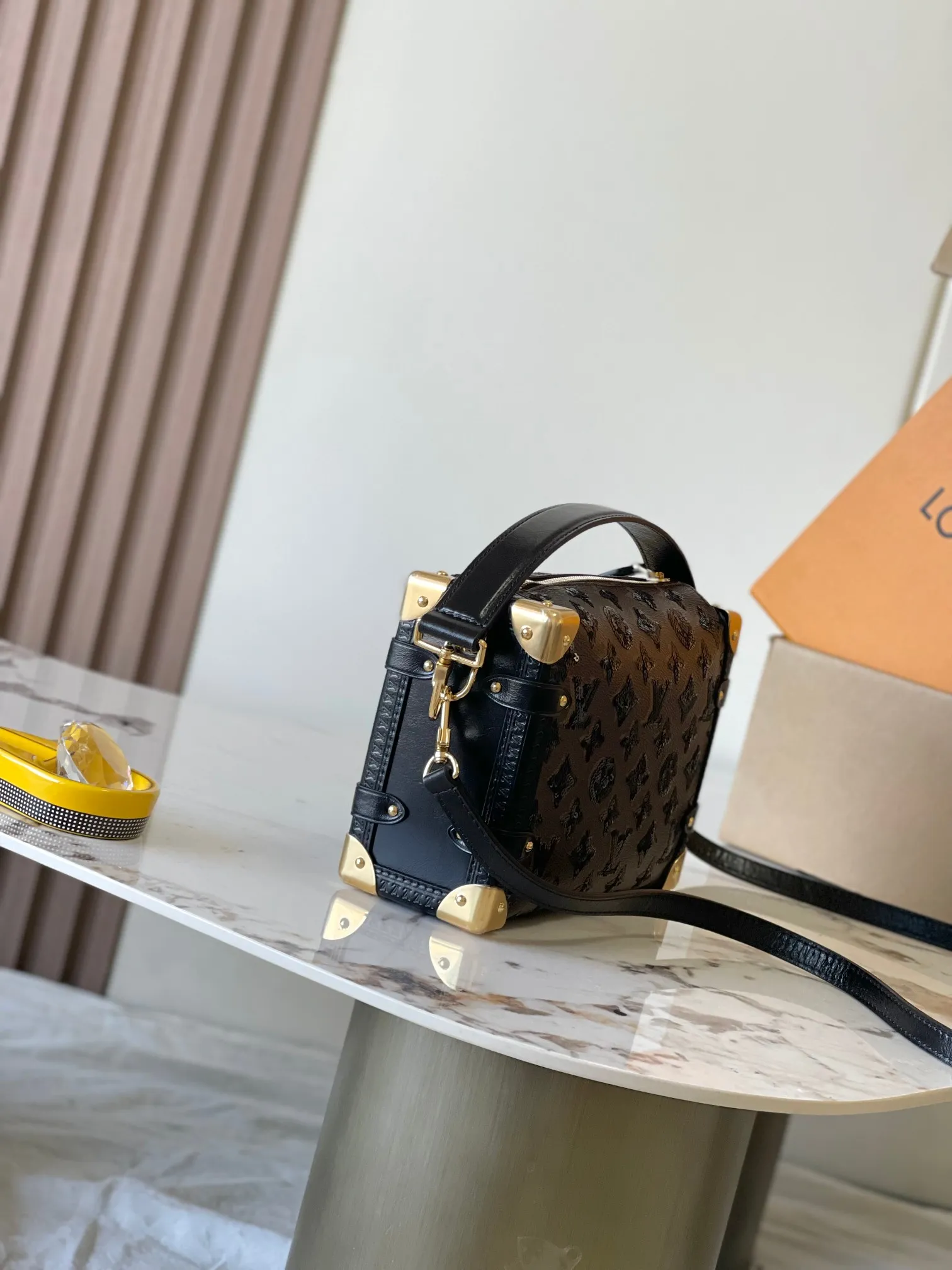p2140 [Special grade MB163c chip version original leather] [Sac Side Trunk MM] Model: M27036 presbyopic sequins Material: Grade A all-steel hardware, imported original canvas Packing: full set of original duty-free MB packaging Size: 23.5*16*8.5CM
