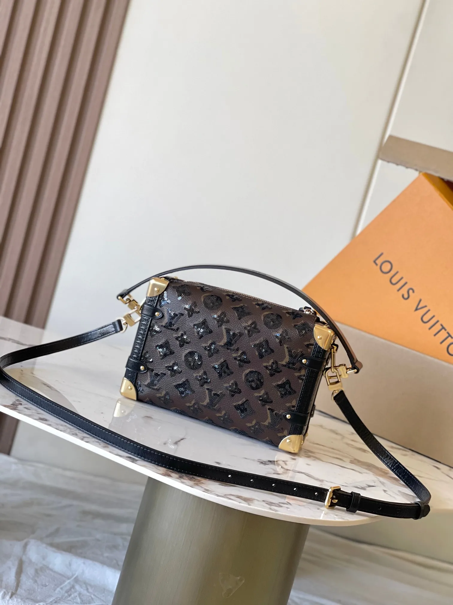 p2140 [Special grade MB163c chip version original leather] [Sac Side Trunk MM] Model: M27036 presbyopic sequins Material: Grade A all-steel hardware, imported original canvas Packing: full set of original duty-free MB packaging Size: 23.5*16*8.5CM