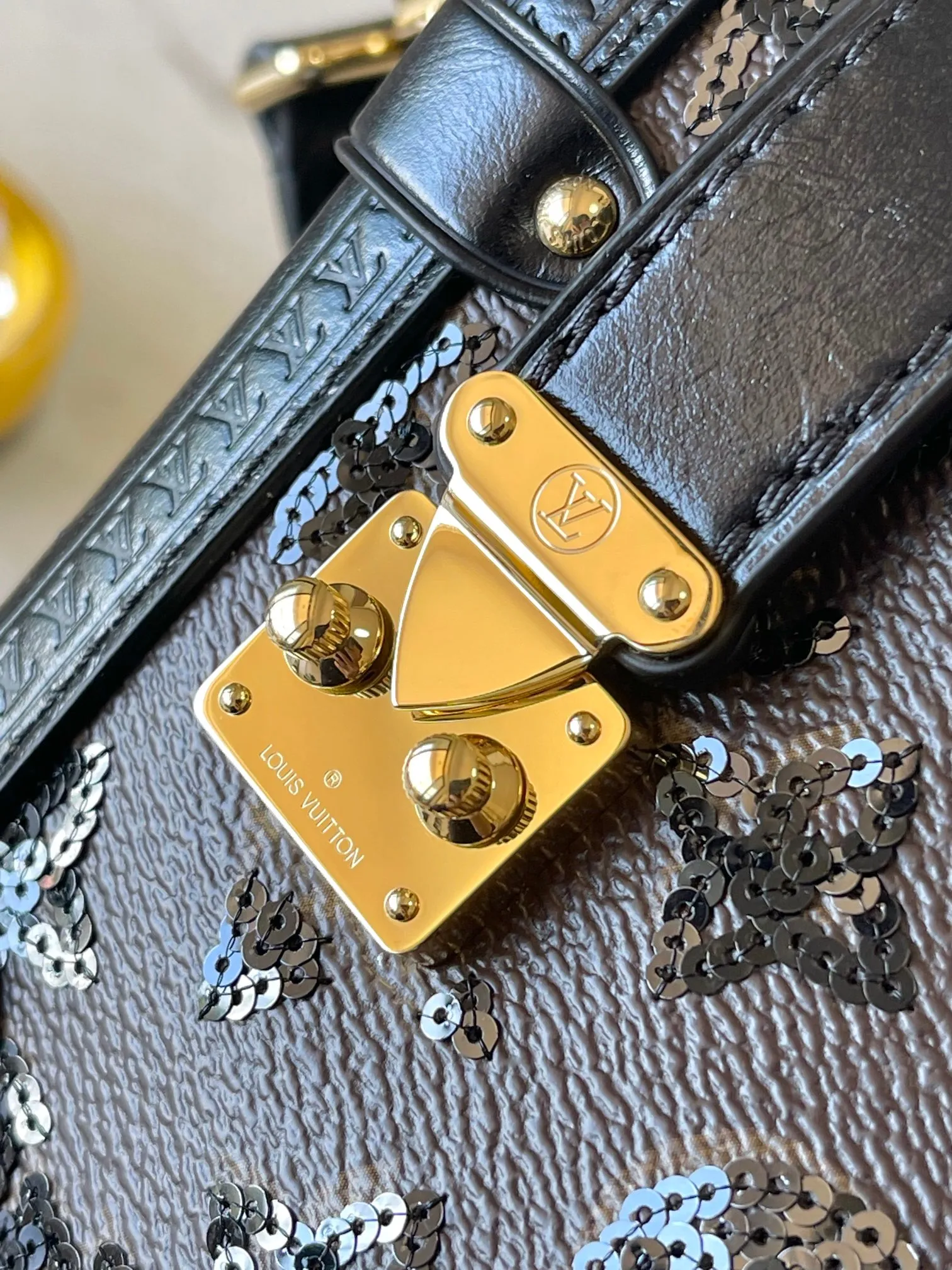 p2140 [Special grade MB163c chip version original leather] [Sac Side Trunk MM] Model: M27036 presbyopic sequins Material: Grade A all-steel hardware, imported original canvas Packing: full set of original duty-free MB packaging Size: 23.5*16*8.5CM