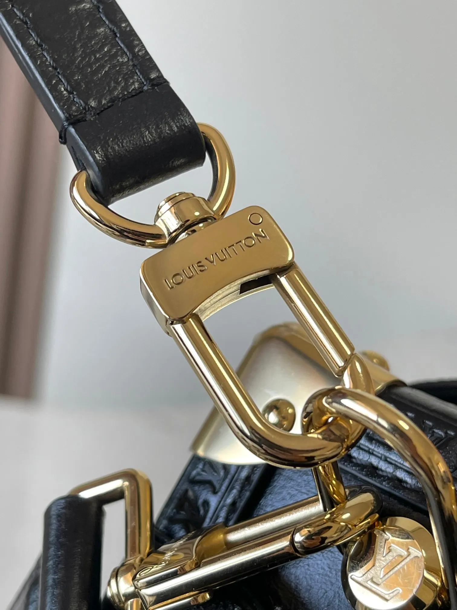 p2140 [Special grade MB163c chip version original leather] [Sac Side Trunk MM] Model: M27036 presbyopic sequins Material: Grade A all-steel hardware, imported original canvas Packing: full set of original duty-free MB packaging Size: 23.5*16*8.5CM