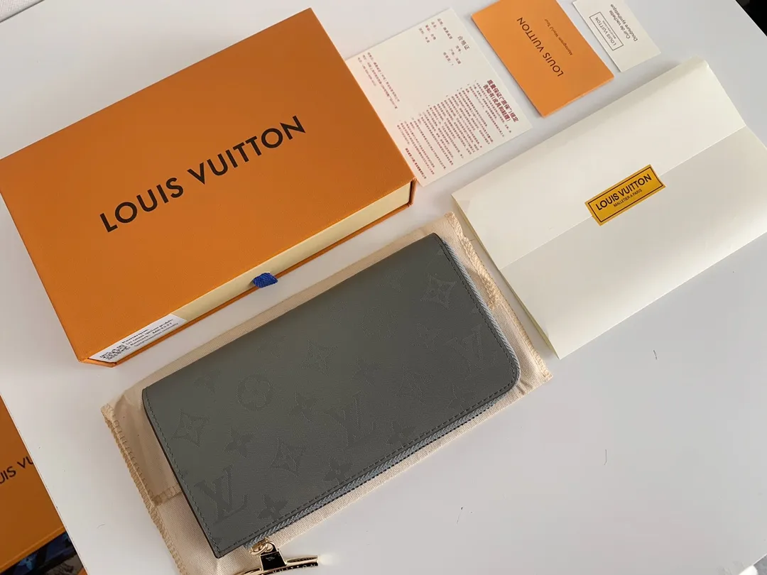 💰150 💎New COSMOS money is cut from the Monogram Titanium canvas that debuted in the 2018-19 autumn and winter men's fashion show. This Cosmos wallet is an elegant choice for storing cash, cards, tickets and documents. Made of gray canvas, the signature natural cowhide leather pocket on the front is embossed with the Louis Vuitton logo. Model: M63237 Size: 20/12/2
