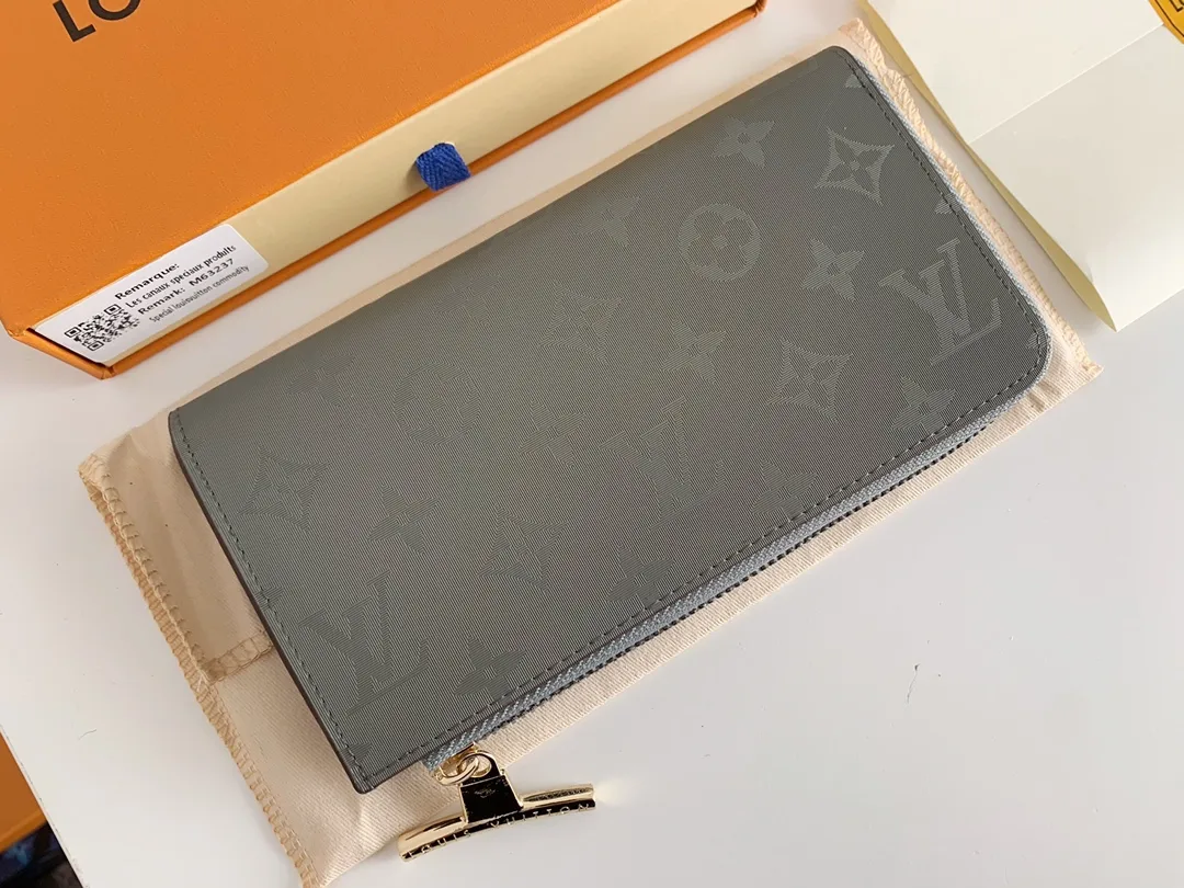 💰150 💎New COSMOS money is cut from the Monogram Titanium canvas that debuted in the 2018-19 autumn and winter men's fashion show. This Cosmos wallet is an elegant choice for storing cash, cards, tickets and documents. Made of gray canvas, the signature natural cowhide leather pocket on the front is embossed with the Louis Vuitton logo. Model: M63237 Size: 20/12/2