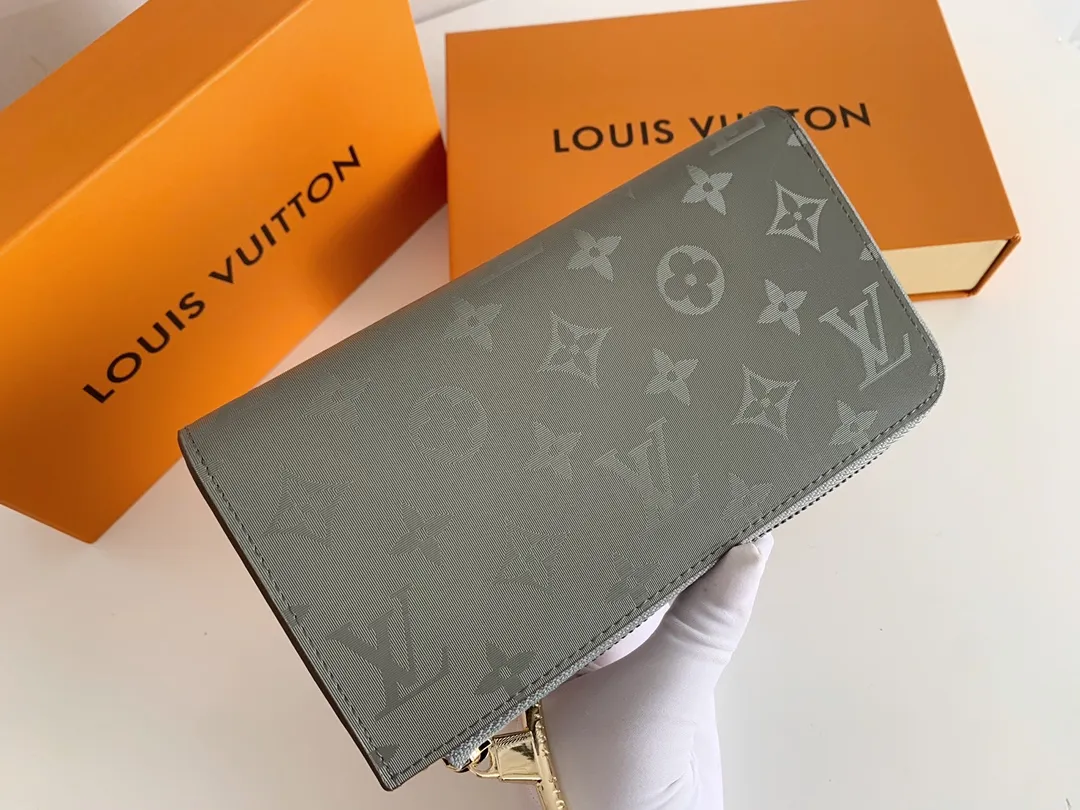 💰150 💎New COSMOS money is cut from the Monogram Titanium canvas that debuted in the 2018-19 autumn and winter men's fashion show. This Cosmos wallet is an elegant choice for storing cash, cards, tickets and documents. Made of gray canvas, the signature natural cowhide leather pocket on the front is embossed with the Louis Vuitton logo. Model: M63237 Size: 20/12/2