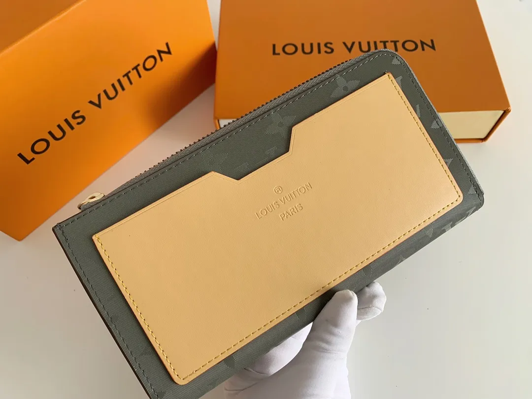 💰150 💎New COSMOS money is cut from the Monogram Titanium canvas that debuted in the 2018-19 autumn and winter men's fashion show. This Cosmos wallet is an elegant choice for storing cash, cards, tickets and documents. Made of gray canvas, the signature natural cowhide leather pocket on the front is embossed with the Louis Vuitton logo. Model: M63237 Size: 20/12/2