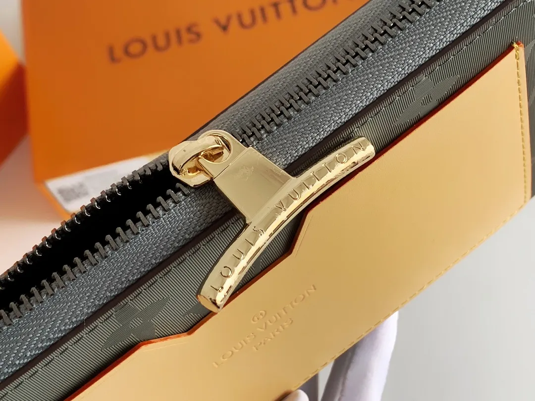 💰150 💎New COSMOS money is cut from the Monogram Titanium canvas that debuted in the 2018-19 autumn and winter men's fashion show. This Cosmos wallet is an elegant choice for storing cash, cards, tickets and documents. Made of gray canvas, the signature natural cowhide leather pocket on the front is embossed with the Louis Vuitton logo. Model: M63237 Size: 20/12/2