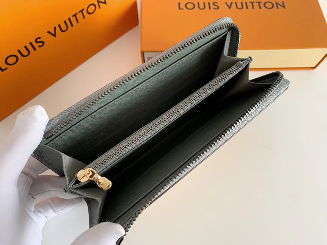 💰150 💎New COSMOS money is cut from the Monogram Titanium canvas that debuted in the 2018-19 autumn and winter men's fashion show. This Cosmos wallet is an elegant choice for storing cash, cards, tickets and documents. Made of gray canvas, the signature natural cowhide leather pocket on the front is embossed with the Louis Vuitton logo. Model: M63237 Size: 20/12/2