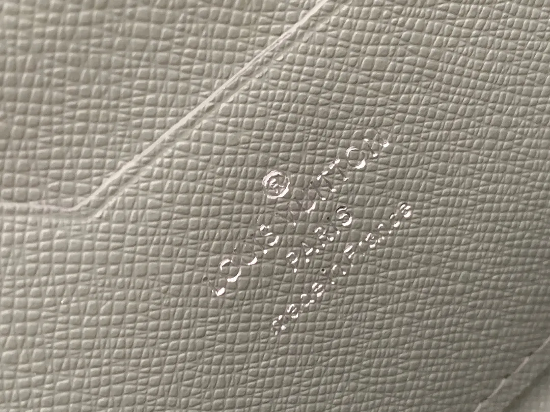 💰150 💎New COSMOS money is cut from the Monogram Titanium canvas that debuted in the 2018-19 autumn and winter men's fashion show. This Cosmos wallet is an elegant choice for storing cash, cards, tickets and documents. Made of gray canvas, the signature natural cowhide leather pocket on the front is embossed with the Louis Vuitton logo. Model: M63237 Size: 20/12/2