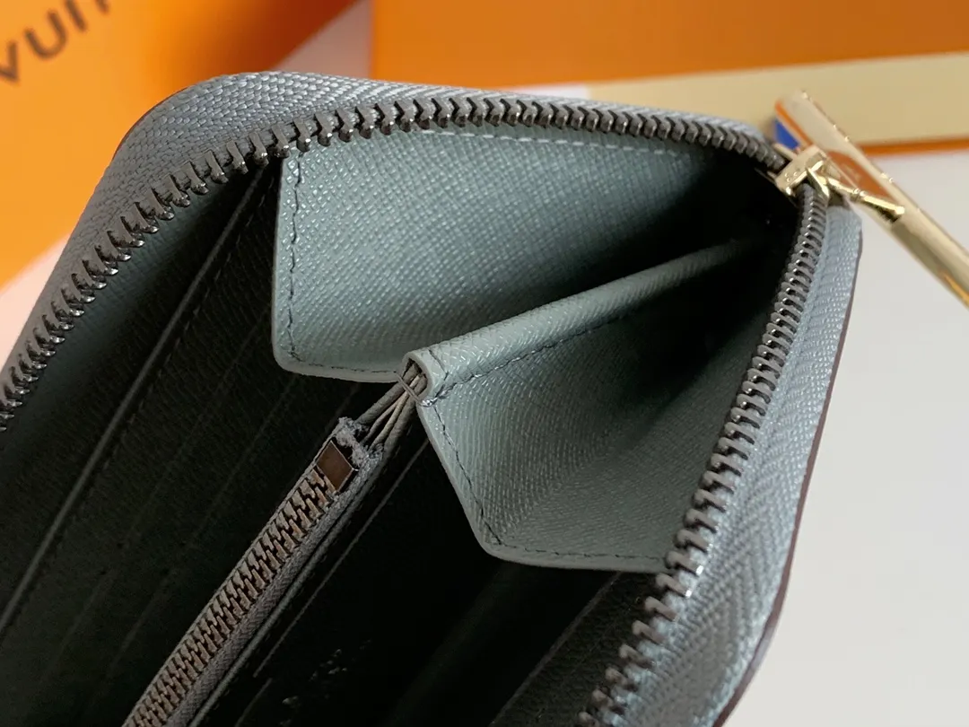 💰150 💎New COSMOS money is cut from the Monogram Titanium canvas that debuted in the 2018-19 autumn and winter men's fashion show. This Cosmos wallet is an elegant choice for storing cash, cards, tickets and documents. Made of gray canvas, the signature natural cowhide leather pocket on the front is embossed with the Louis Vuitton logo. Model: M63237 Size: 20/12/2