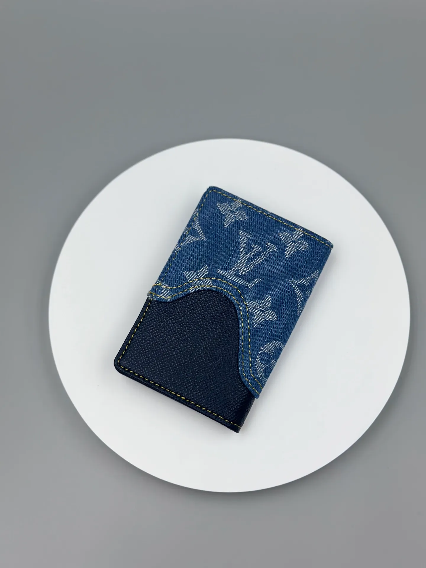 P110 🎀Brand: LV M81015 🎀Color: Black Blue 🎀Size: 8*11*1 🎀Description: [Pocket Wallet] New Card Holder Louis Vuitton and Japanese streetwear designer Nigo once again joined forces for the 2022 early spring series to present the Monogram Drip design for the much-loved pocket wallet. Monogram printed denim looks like water dripping onto grained Taurillon leather, and a new heart-shaped logo focuses attention.