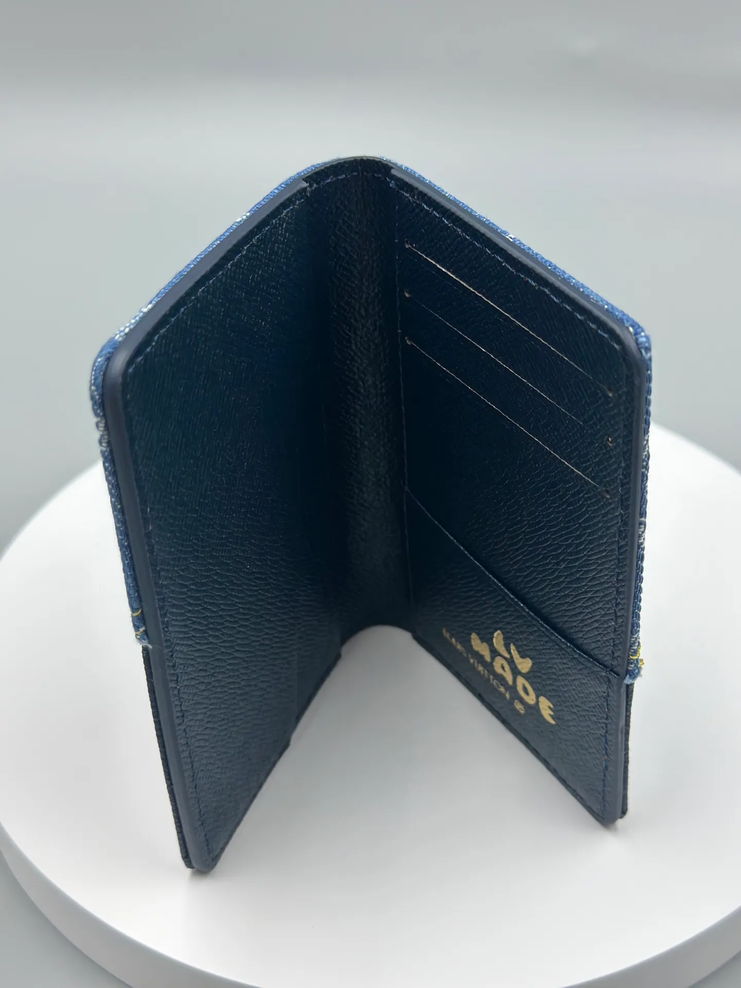 P110 🎀Brand: LV M81015 🎀Color: Black Blue 🎀Size: 8*11*1 🎀Description: [Pocket Wallet] New Card Holder Louis Vuitton and Japanese streetwear designer Nigo once again joined forces for the 2022 early spring series to present the Monogram Drip design for the much-loved pocket wallet. Monogram printed denim looks like water dripping onto grained Taurillon leather, and a new heart-shaped logo focuses attention.