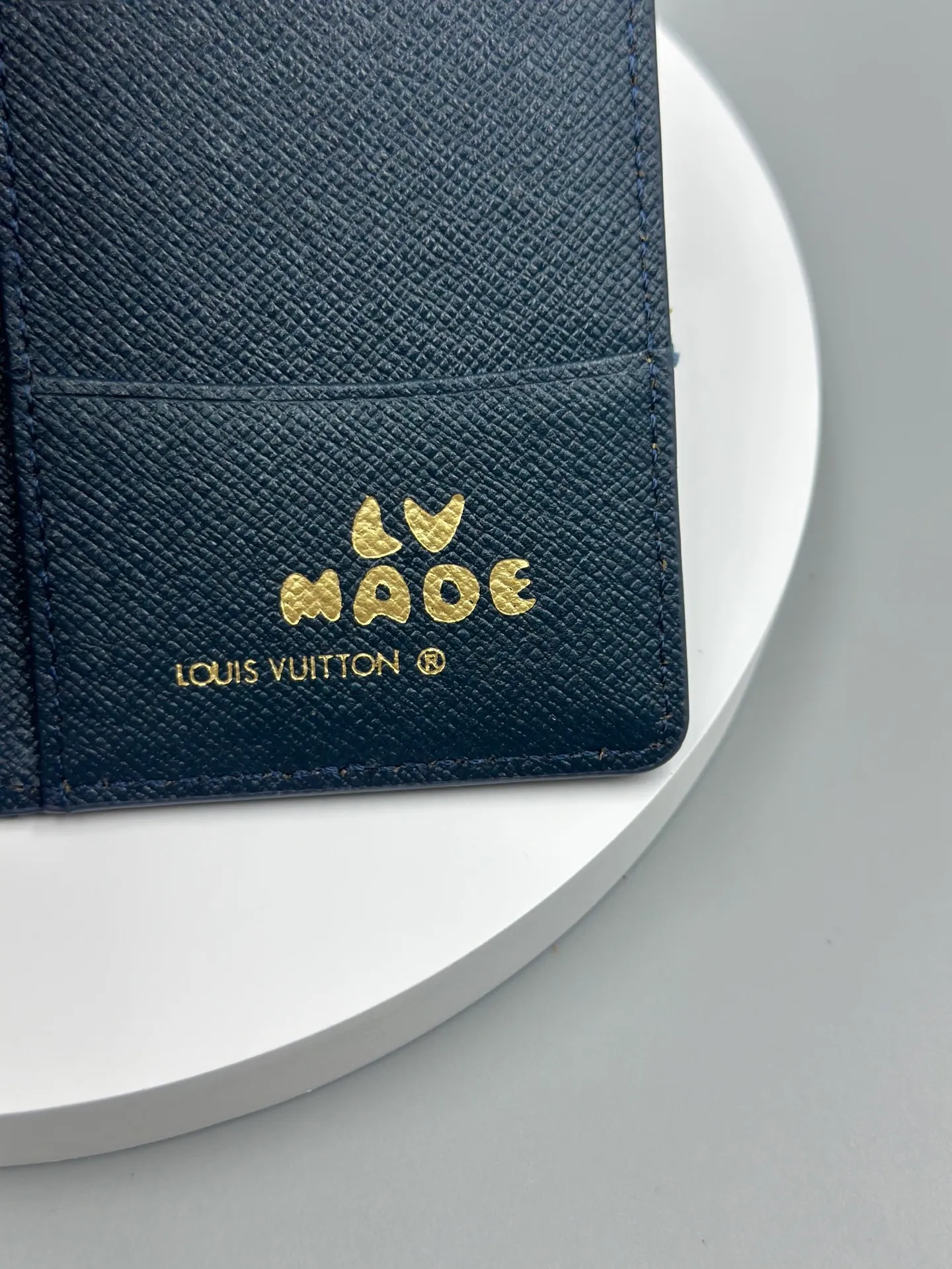 P110 🎀Brand: LV M81015 🎀Color: Black Blue 🎀Size: 8*11*1 🎀Description: [Pocket Wallet] New Card Holder Louis Vuitton and Japanese streetwear designer Nigo once again joined forces for the 2022 early spring series to present the Monogram Drip design for the much-loved pocket wallet. Monogram printed denim looks like water dripping onto grained Taurillon leather, and a new heart-shaped logo focuses attention.
