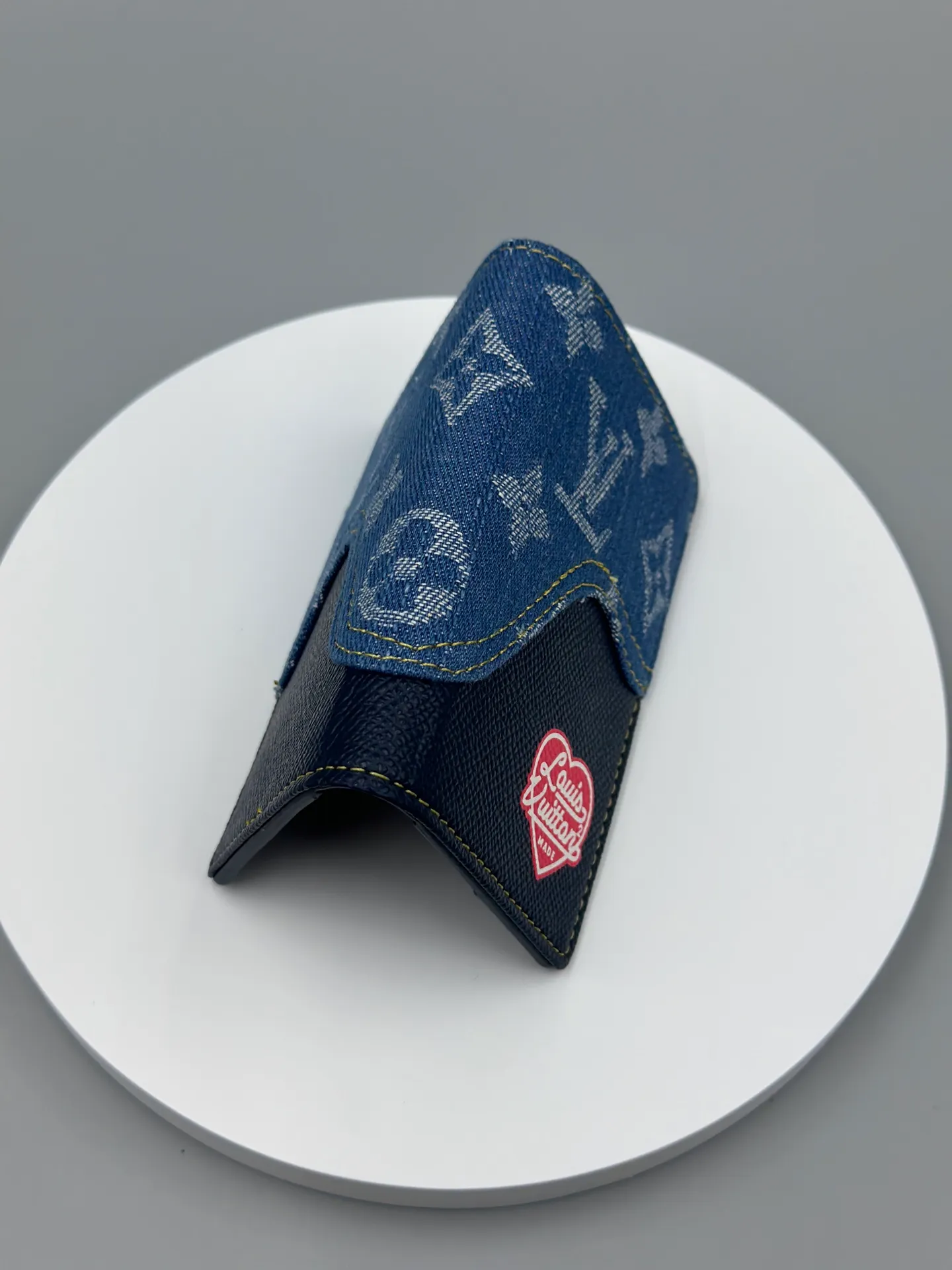 P110 🎀Brand: LV M81015 🎀Color: Black Blue 🎀Size: 8*11*1 🎀Description: [Pocket Wallet] New Card Holder Louis Vuitton and Japanese streetwear designer Nigo once again joined forces for the 2022 early spring series to present the Monogram Drip design for the much-loved pocket wallet. Monogram printed denim looks like water dripping onto grained Taurillon leather, and a new heart-shaped logo focuses attention.