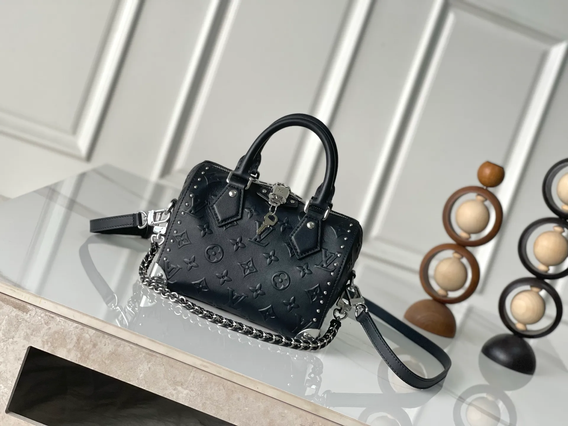 💰1240 (top layer leather) top original order M14575 top original order 163C01 dynamic code change. This OnTheGo small handbag comes from the Monogram Bold series, finishing the 2025 spring and summer show with its neat structure. The Monogram embossed leather bag features dazzling metal hardware and a detachable braided chain. It has ample space to accommodate daily essentials, making it a perfect choice for urban commuting and weekend outings. 25.0 x 19.0 x 11.5 cm (L x H x W) • Cow leather • Cow leather trim • Textile lining • Metal hardware • Holds 11" tablet, 6.7" smartphone, Sarah long wallet, notebook, books, sunglasses and keys • Shoulder strap: removable, adjustable • Half-length strap: 48.0 cm • Half-length strap adjustable to: 52.0 cm • Handle: Double handle