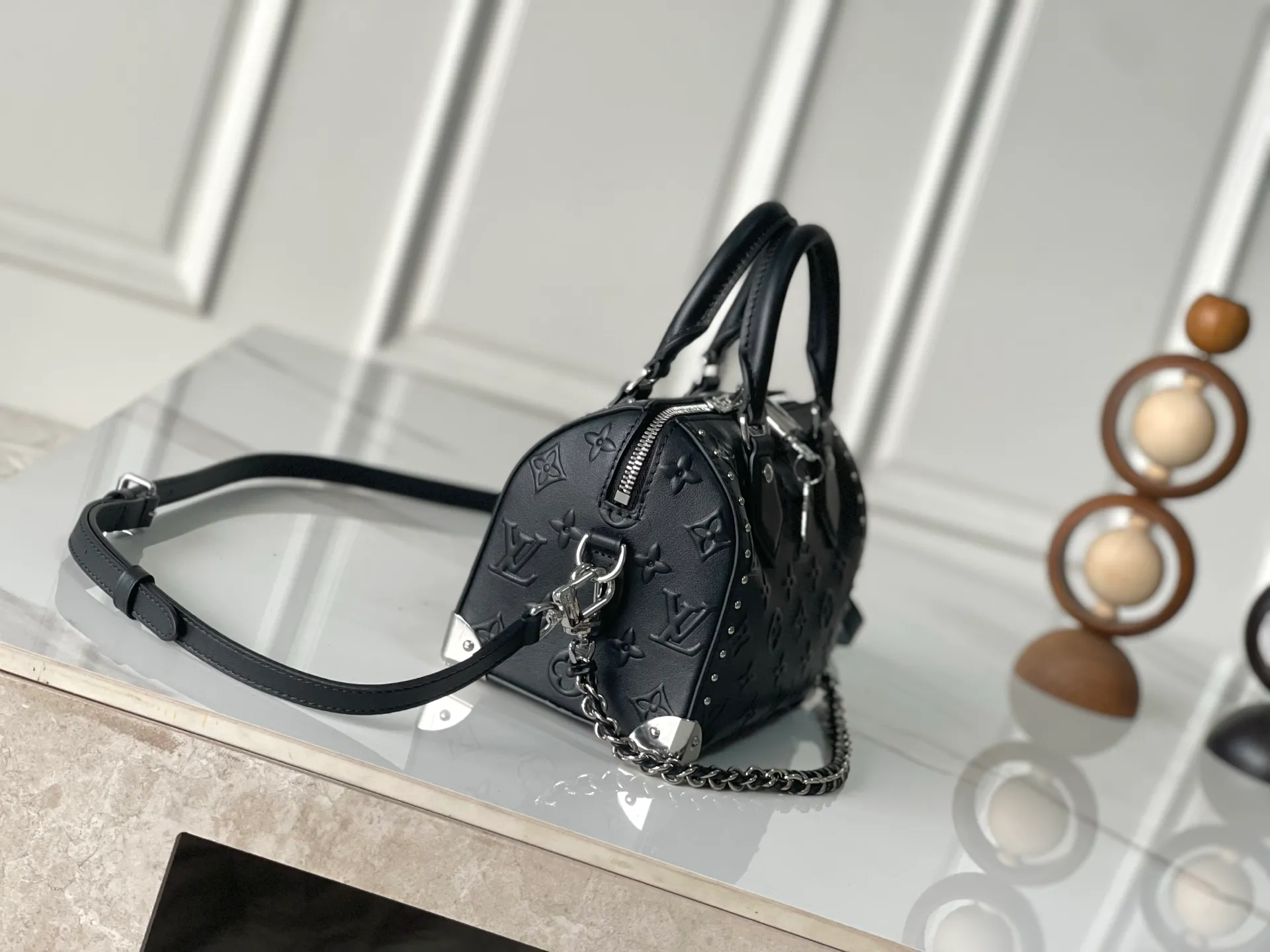 💰1240 (top layer leather) top original order M14575 top original order 163C01 dynamic code change. This OnTheGo small handbag comes from the Monogram Bold series, finishing the 2025 spring and summer show with its neat structure. The Monogram embossed leather bag features dazzling metal hardware and a detachable braided chain. It has ample space to accommodate daily essentials, making it a perfect choice for urban commuting and weekend outings. 25.0 x 19.0 x 11.5 cm (L x H x W) • Cow leather • Cow leather trim • Textile lining • Metal hardware • Holds 11" tablet, 6.7" smartphone, Sarah long wallet, notebook, books, sunglasses and keys • Shoulder strap: removable, adjustable • Half-length strap: 48.0 cm • Half-length strap adjustable to: 52.0 cm • Handle: Double handle