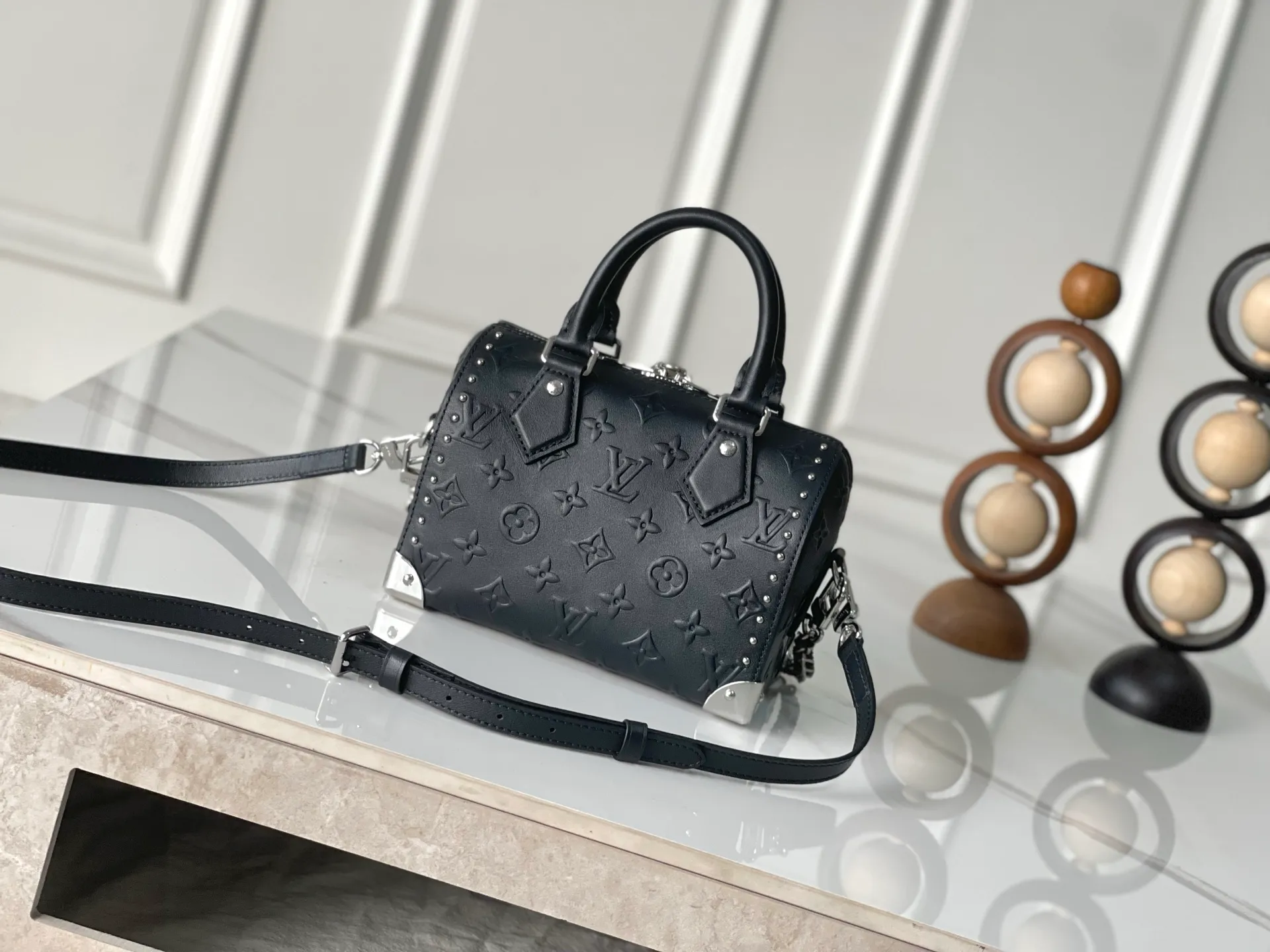 💰1240 (top layer leather) top original order M14575 top original order 163C01 dynamic code change. This OnTheGo small handbag comes from the Monogram Bold series, finishing the 2025 spring and summer show with its neat structure. The Monogram embossed leather bag features dazzling metal hardware and a detachable braided chain. It has ample space to accommodate daily essentials, making it a perfect choice for urban commuting and weekend outings. 25.0 x 19.0 x 11.5 cm (L x H x W) • Cow leather • Cow leather trim • Textile lining • Metal hardware • Holds 11" tablet, 6.7" smartphone, Sarah long wallet, notebook, books, sunglasses and keys • Shoulder strap: removable, adjustable • Half-length strap: 48.0 cm • Half-length strap adjustable to: 52.0 cm • Handle: Double handle
