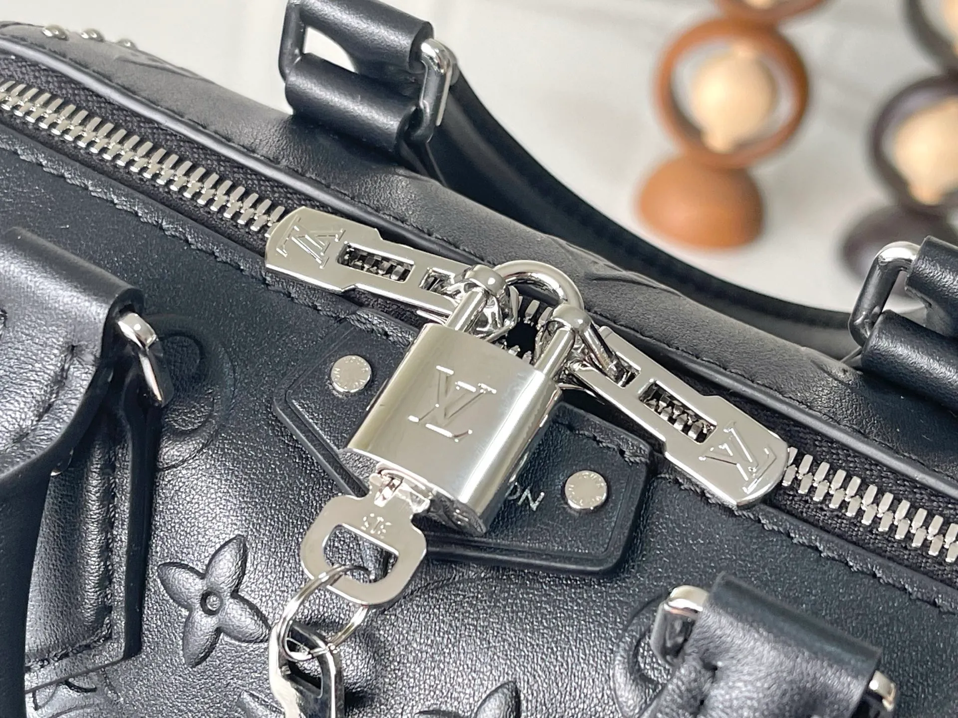 💰1240 (top layer leather) top original order M14575 top original order 163C01 dynamic code change. This OnTheGo small handbag comes from the Monogram Bold series, finishing the 2025 spring and summer show with its neat structure. The Monogram embossed leather bag features dazzling metal hardware and a detachable braided chain. It has ample space to accommodate daily essentials, making it a perfect choice for urban commuting and weekend outings. 25.0 x 19.0 x 11.5 cm (L x H x W) • Cow leather • Cow leather trim • Textile lining • Metal hardware • Holds 11" tablet, 6.7" smartphone, Sarah long wallet, notebook, books, sunglasses and keys • Shoulder strap: removable, adjustable • Half-length strap: 48.0 cm • Half-length strap adjustable to: 52.0 cm • Handle: Double handle