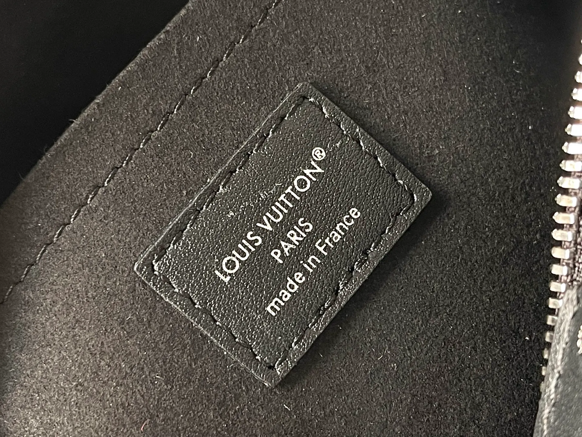 💰1240 (top layer leather) top original order M14575 top original order 163C01 dynamic code change. This OnTheGo small handbag comes from the Monogram Bold series, finishing the 2025 spring and summer show with its neat structure. The Monogram embossed leather bag features dazzling metal hardware and a detachable braided chain. It has ample space to accommodate daily essentials, making it a perfect choice for urban commuting and weekend outings. 25.0 x 19.0 x 11.5 cm (L x H x W) • Cow leather • Cow leather trim • Textile lining • Metal hardware • Holds 11" tablet, 6.7" smartphone, Sarah long wallet, notebook, books, sunglasses and keys • Shoulder strap: removable, adjustable • Half-length strap: 48.0 cm • Half-length strap adjustable to: 52.0 cm • Handle: Double handle