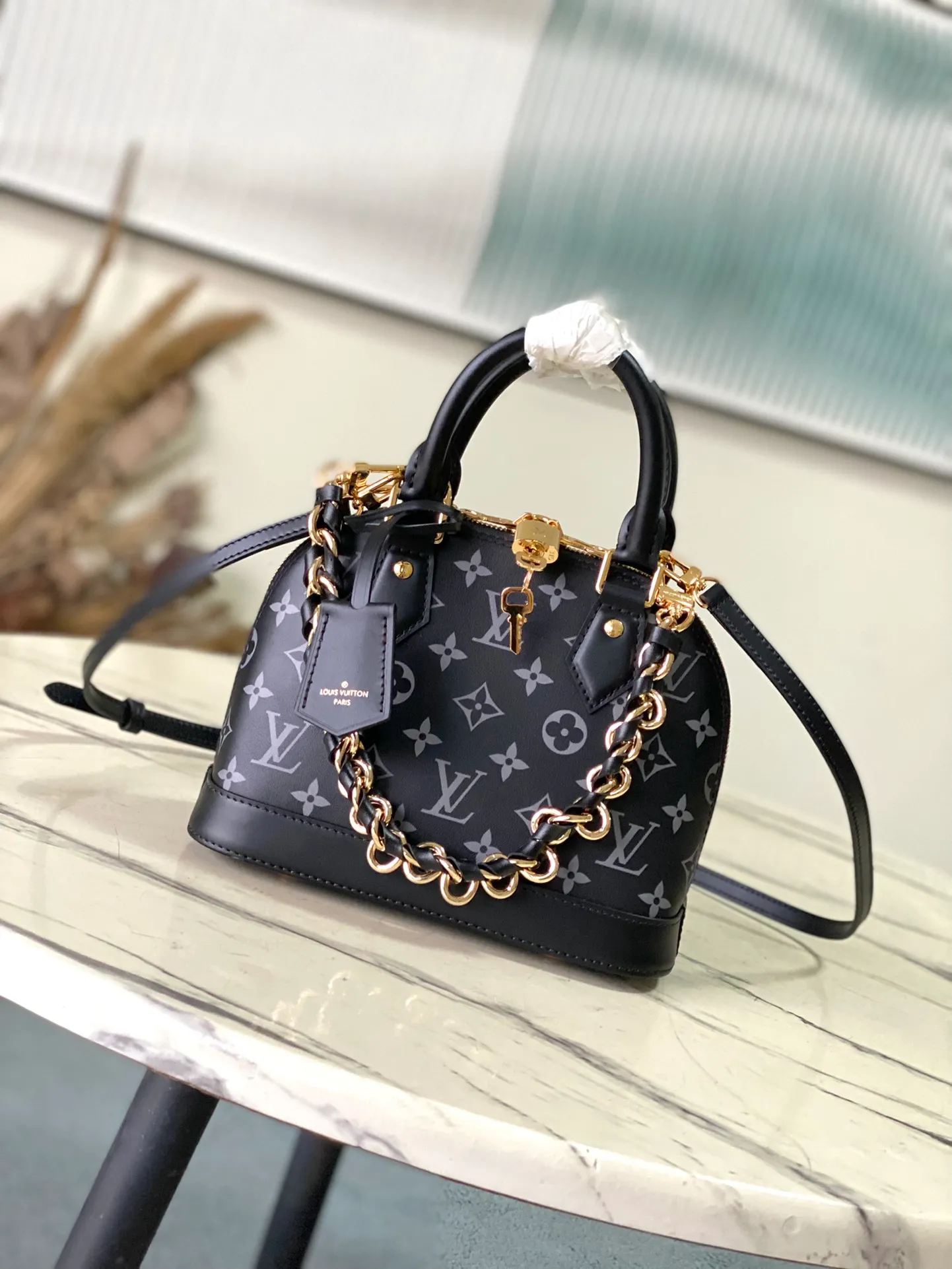 💰1220 (top layer leather) top original order M12289 Monogram Ink series launches the Alma BB handbag, which interprets the original design in 1934 with cow leather covered with the brand's Monogram pattern. The new braided chain adds elegance and allows for a short shoulder option. Dimensions: 23.5 × 17.5 × 11.5 cm