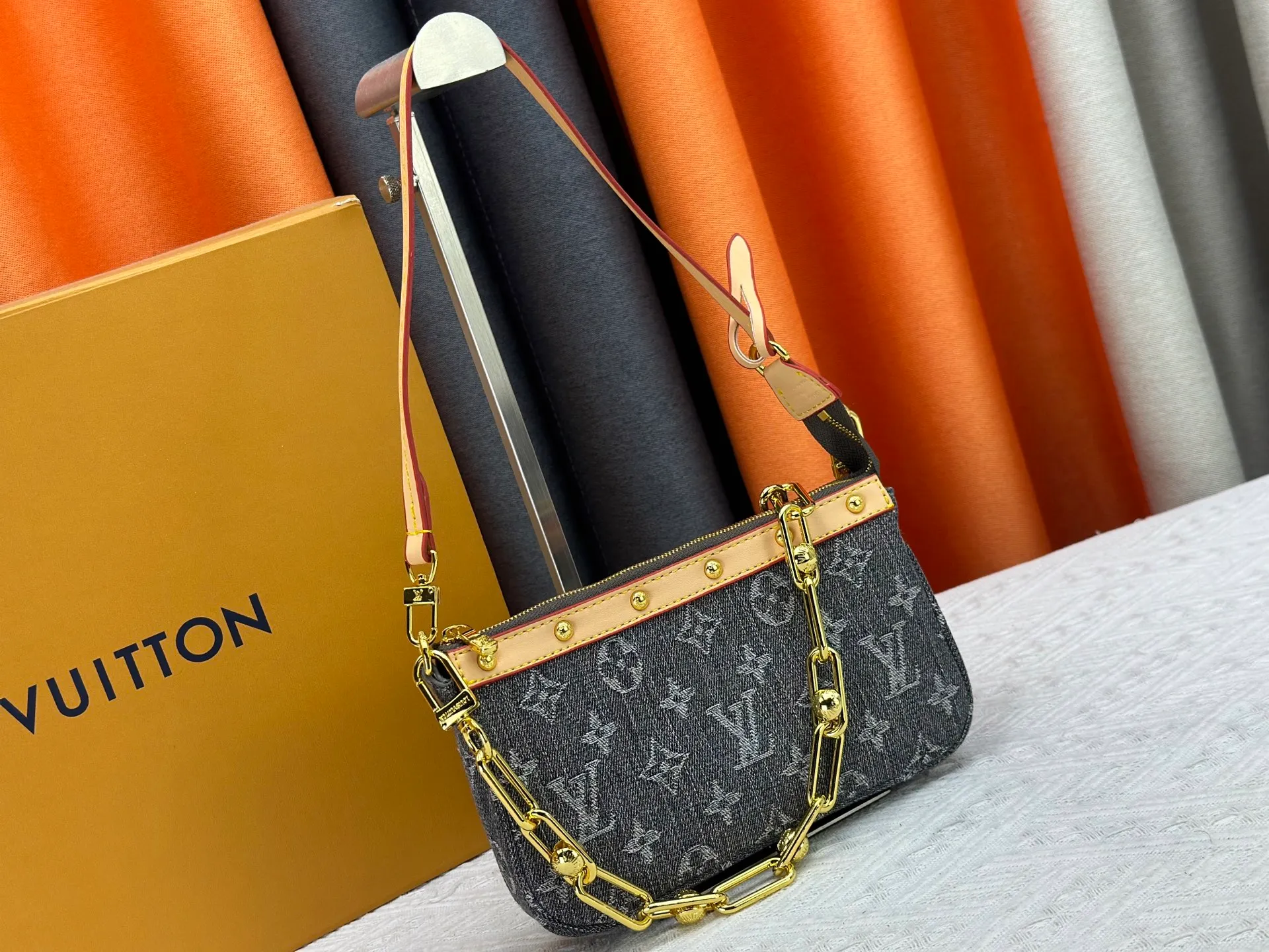 P230 M13404 Denim Denim This Pochette Accessoires handbag is made of coated canvas and uses colorful Monogram patterns to interpret the smart style of the Louis Vuitton x Murakami cross-border collaboration series. Calf leather trim and dazzling hardware add to the sophisticated details, while the detachable shoulder strap and chain provide flexible carry. Size: 22x13x4cm
