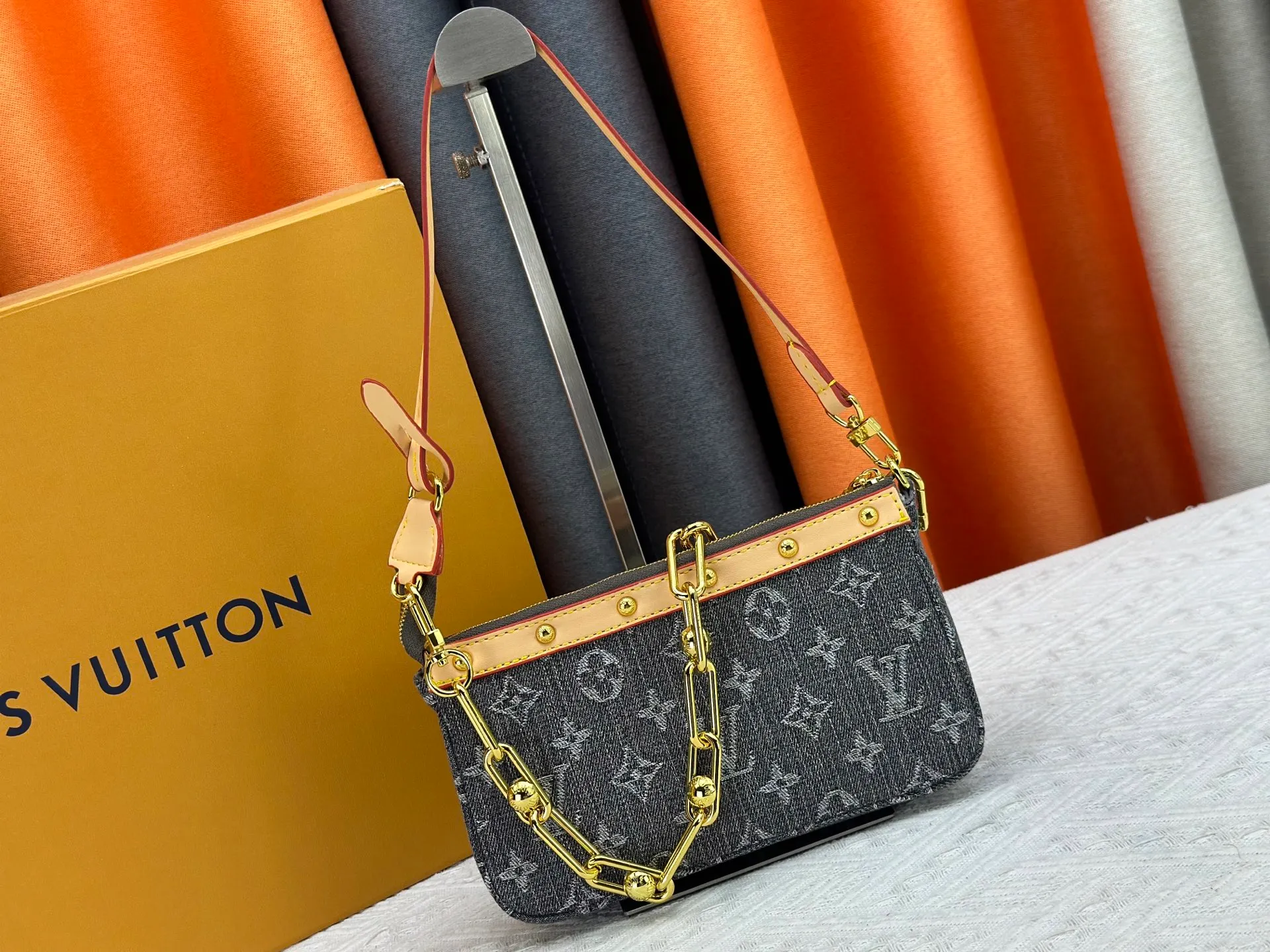 P230 M13404 Denim Denim This Pochette Accessoires handbag is made of coated canvas and uses colorful Monogram patterns to interpret the smart style of the Louis Vuitton x Murakami cross-border collaboration series. Calf leather trim and dazzling hardware add to the sophisticated details, while the detachable shoulder strap and chain provide flexible carry. Size: 22x13x4cm