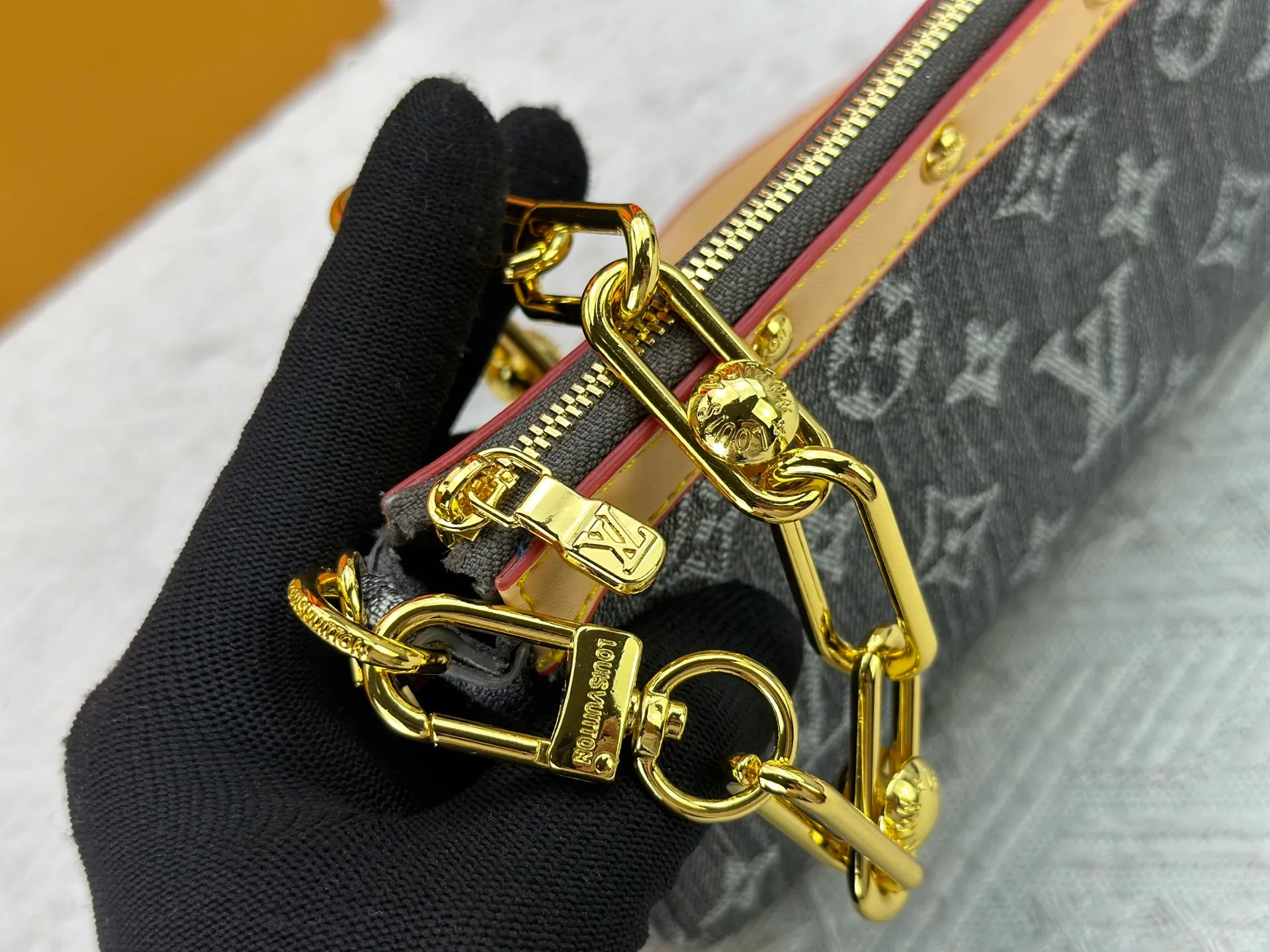 P230 M13404 Denim Denim This Pochette Accessoires handbag is made of coated canvas and uses colorful Monogram patterns to interpret the smart style of the Louis Vuitton x Murakami cross-border collaboration series. Calf leather trim and dazzling hardware add to the sophisticated details, while the detachable shoulder strap and chain provide flexible carry. Size: 22x13x4cm