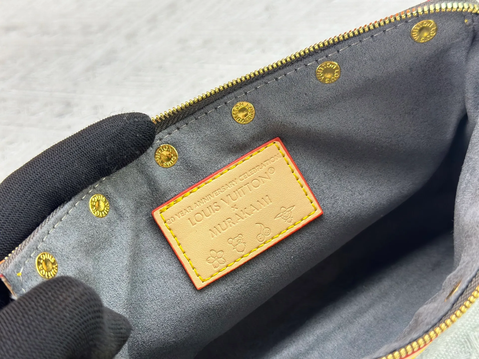P230 M13404 Denim Denim This Pochette Accessoires handbag is made of coated canvas and uses colorful Monogram patterns to interpret the smart style of the Louis Vuitton x Murakami cross-border collaboration series. Calf leather trim and dazzling hardware add to the sophisticated details, while the detachable shoulder strap and chain provide flexible carry. Size: 22x13x4cm