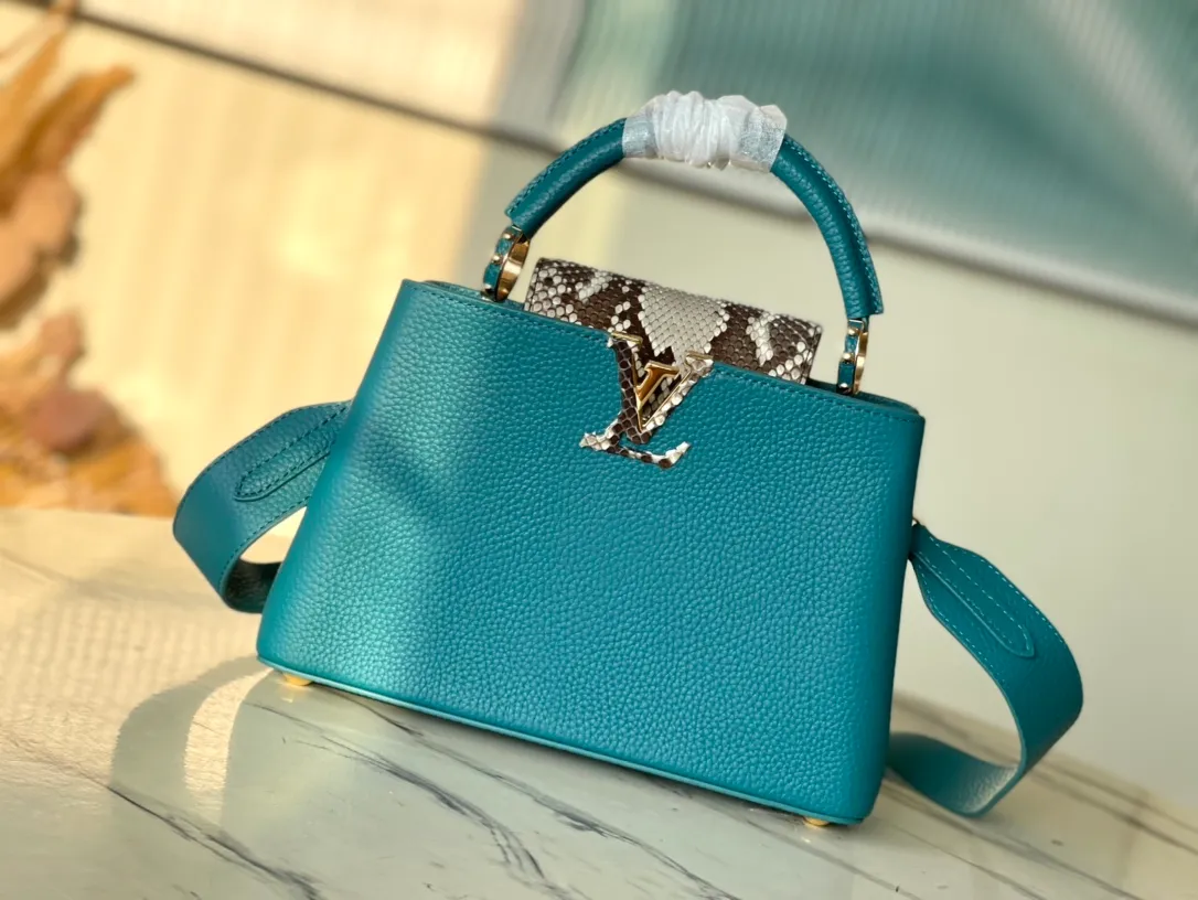 💰2560 (special grade original leather) top original single N99387/M48865 blue snake shoulder This Capucines BB size handbag is made of full-grain Taurillon leather and has a sophisticated structure. It has a top handle, two-style flap and a logo outlined in python snakeskin. It is a gorgeous choice for day and night. The detachable wide shoulder strap can be carried on the shoulder or crossbody for a avant-garde look. Size: 27*18*9cm