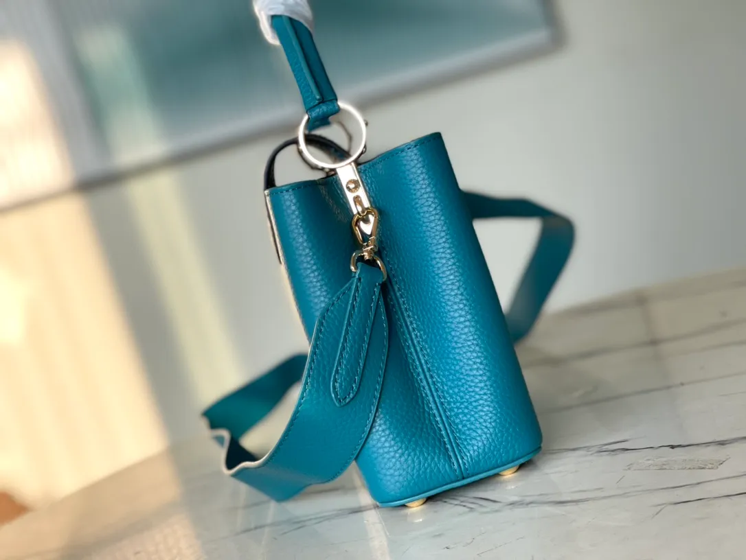 💰2560 (special grade original leather) top original single N99387/M48865 blue snake shoulder This Capucines BB size handbag is made of full-grain Taurillon leather and has a sophisticated structure. It has a top handle, two-style flap and a logo outlined in python snakeskin. It is a gorgeous choice for day and night. The detachable wide shoulder strap can be carried on the shoulder or crossbody for a avant-garde look. Size: 27*18*9cm