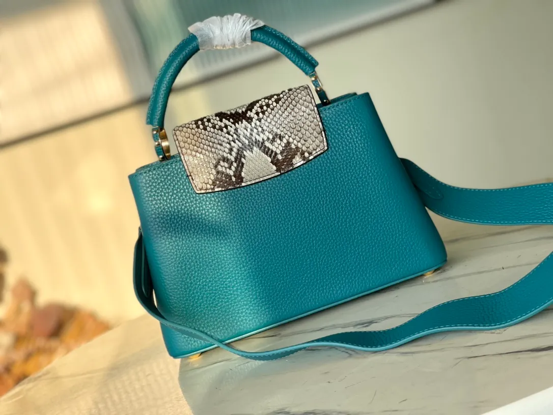 💰2560 (special grade original leather) top original single N99387/M48865 blue snake shoulder This Capucines BB size handbag is made of full-grain Taurillon leather and has a sophisticated structure. It has a top handle, two-style flap and a logo outlined in python snakeskin. It is a gorgeous choice for day and night. The detachable wide shoulder strap can be carried on the shoulder or crossbody for a avant-garde look. Size: 27*18*9cm