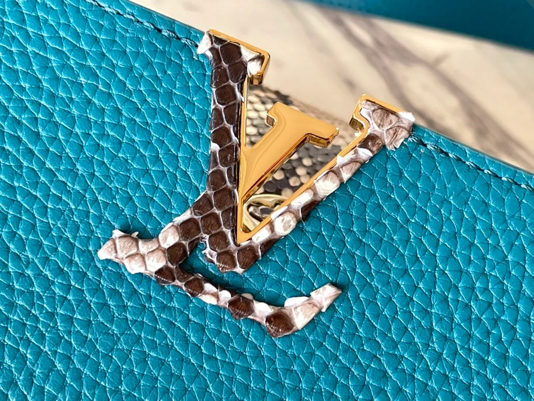 💰2560 (special grade original leather) top original single N99387/M48865 blue snake shoulder This Capucines BB size handbag is made of full-grain Taurillon leather and has a sophisticated structure. It has a top handle, two-style flap and a logo outlined in python snakeskin. It is a gorgeous choice for day and night. The detachable wide shoulder strap can be carried on the shoulder or crossbody for a avant-garde look. Size: 27*18*9cm