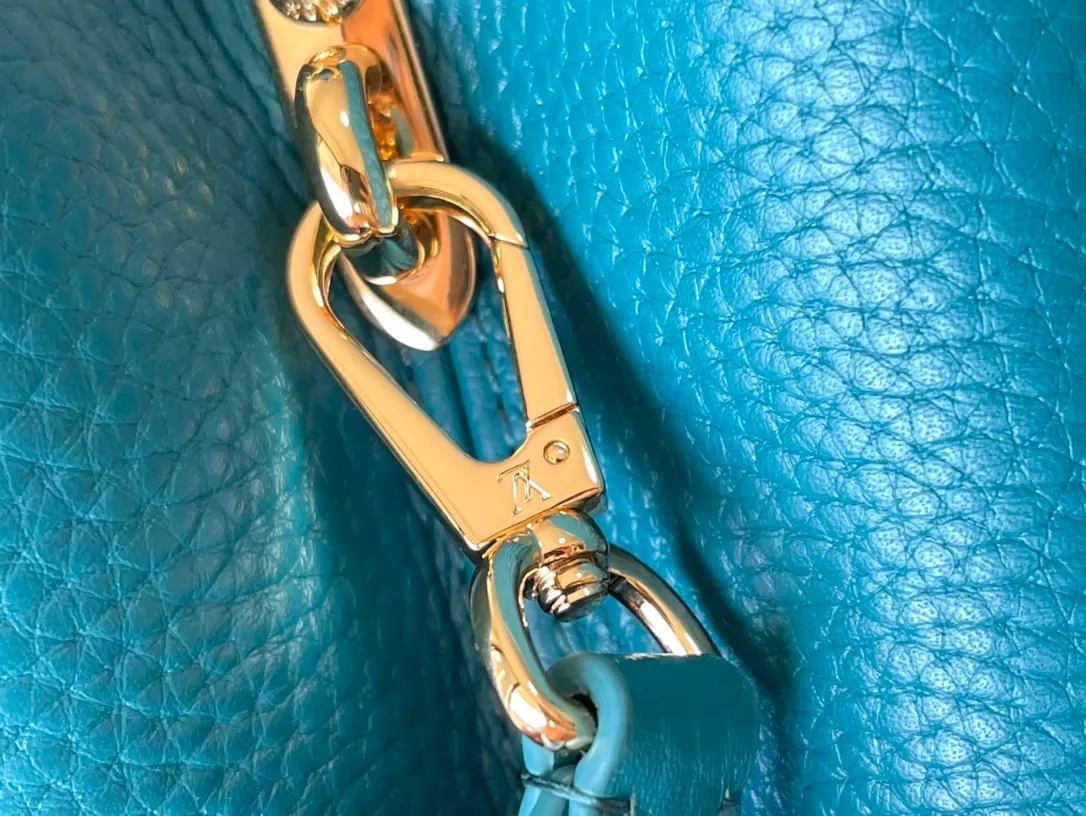 💰2560 (special grade original leather) top original single N99387/M48865 blue snake shoulder This Capucines BB size handbag is made of full-grain Taurillon leather and has a sophisticated structure. It has a top handle, two-style flap and a logo outlined in python snakeskin. It is a gorgeous choice for day and night. The detachable wide shoulder strap can be carried on the shoulder or crossbody for a avant-garde look. Size: 27*18*9cm