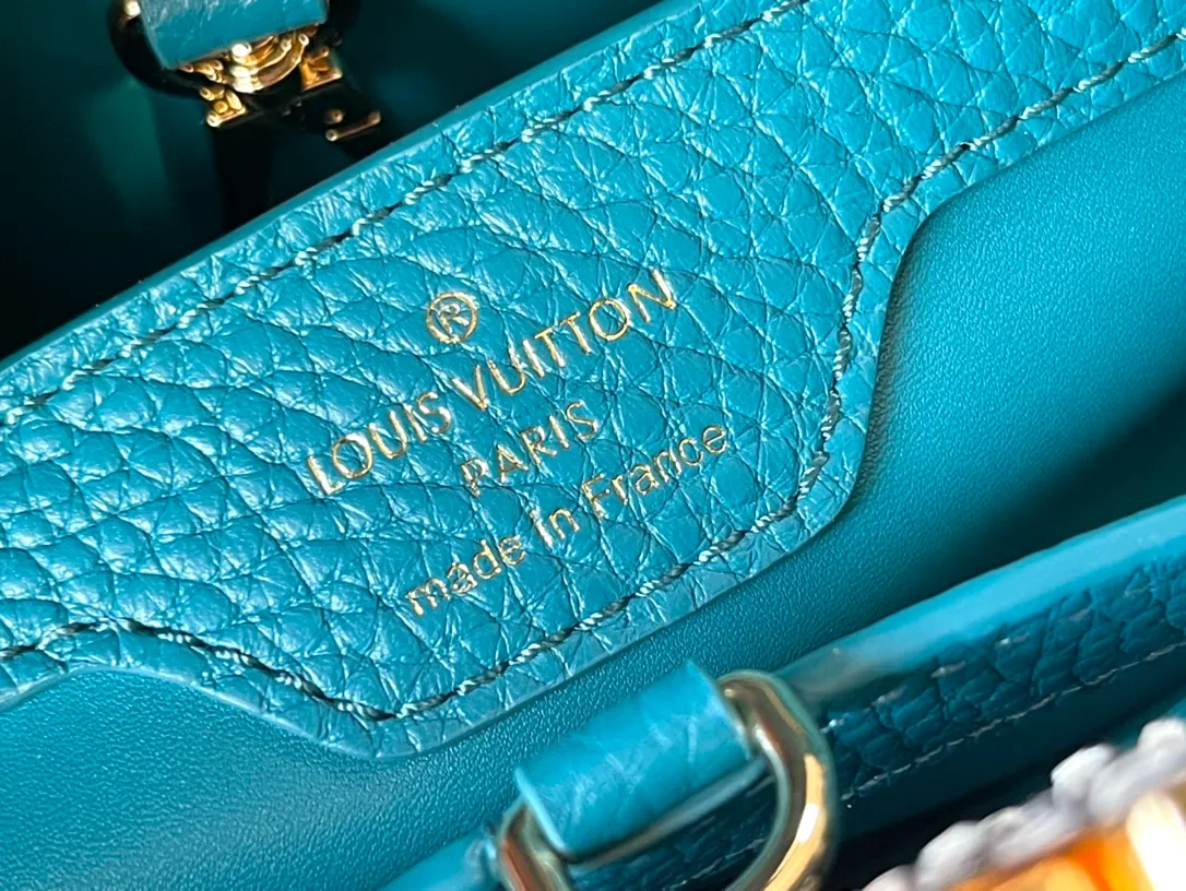 💰2560 (special grade original leather) top original single N99387/M48865 blue snake shoulder This Capucines BB size handbag is made of full-grain Taurillon leather and has a sophisticated structure. It has a top handle, two-style flap and a logo outlined in python snakeskin. It is a gorgeous choice for day and night. The detachable wide shoulder strap can be carried on the shoulder or crossbody for a avant-garde look. Size: 27*18*9cm