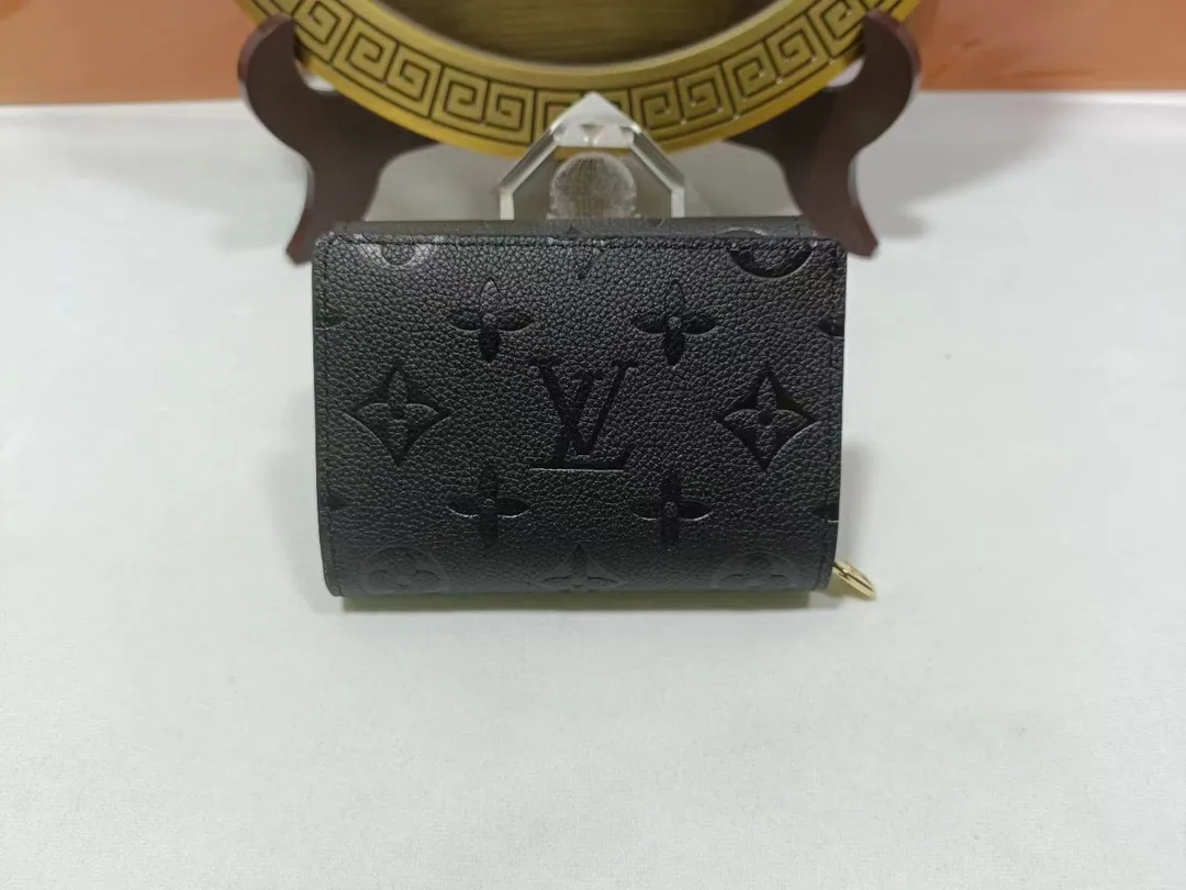 P160💰M80880 M81071 This Métis small wallet is made of soft Monogram Empreinte leather and decorated with the classic Monogram pattern, inspired by the Métis leather goods series. The wallet's flap is secured with a mini S-lock, a nod to traditional Louis Vuitton luggage. Compact yet practical, the wallet features a zippered accordion coin purse, two patch pockets and six credit card slots. Dimensions: 11.5 x 8.5 x 4 cm